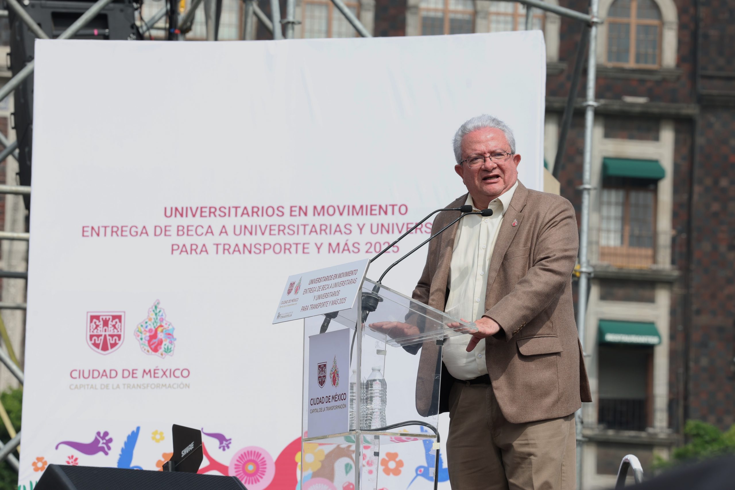 Entrega Clara Brugada becas de transporte para universitarias y universitarios. Fotografía: La Isabel.