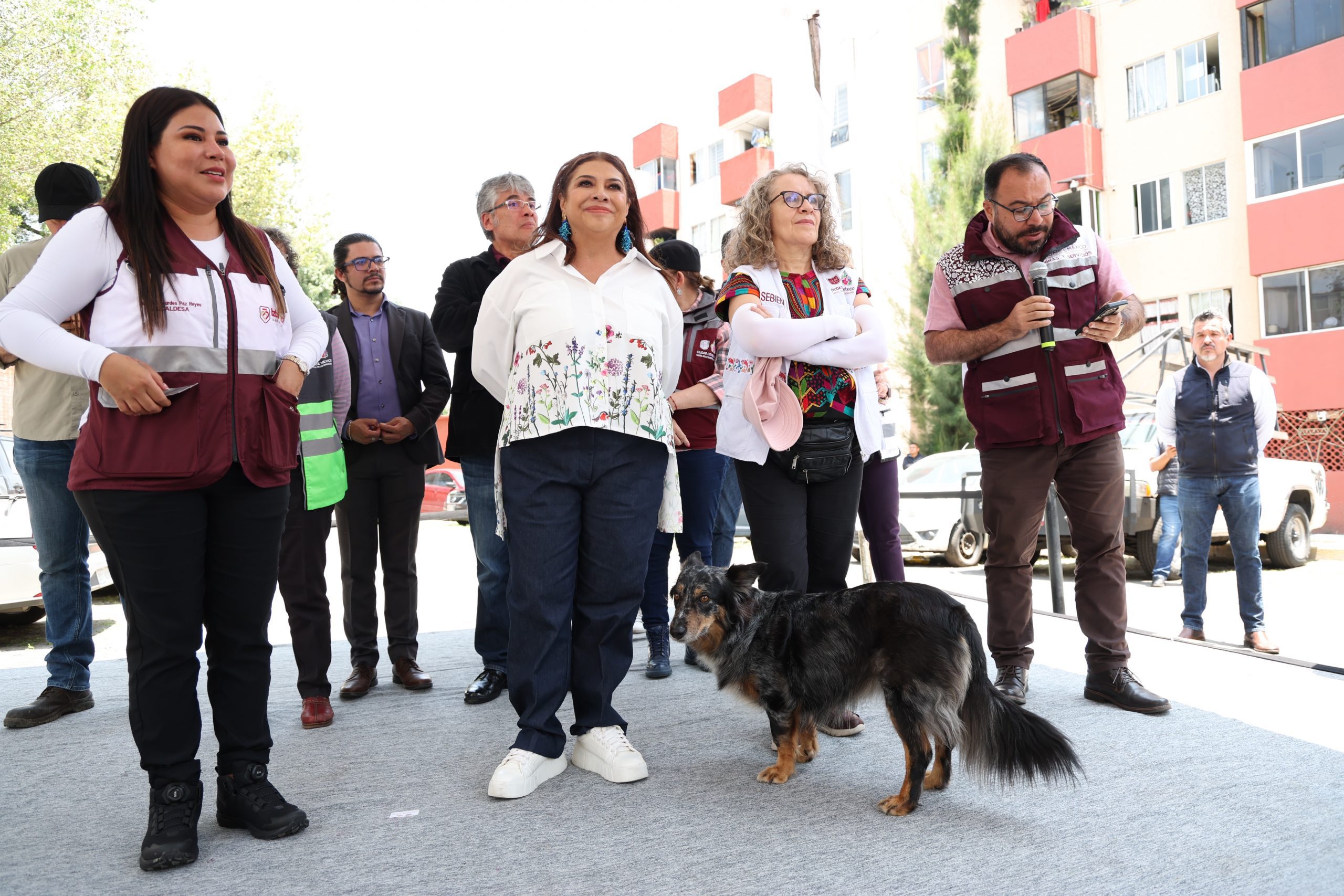 Recorrido de Clara Brugada, Jefa de Gobierno, por la unidad habitacional Agua Caliente en la Colonia Agrícola Oriental. Fotografía: La Isabel.