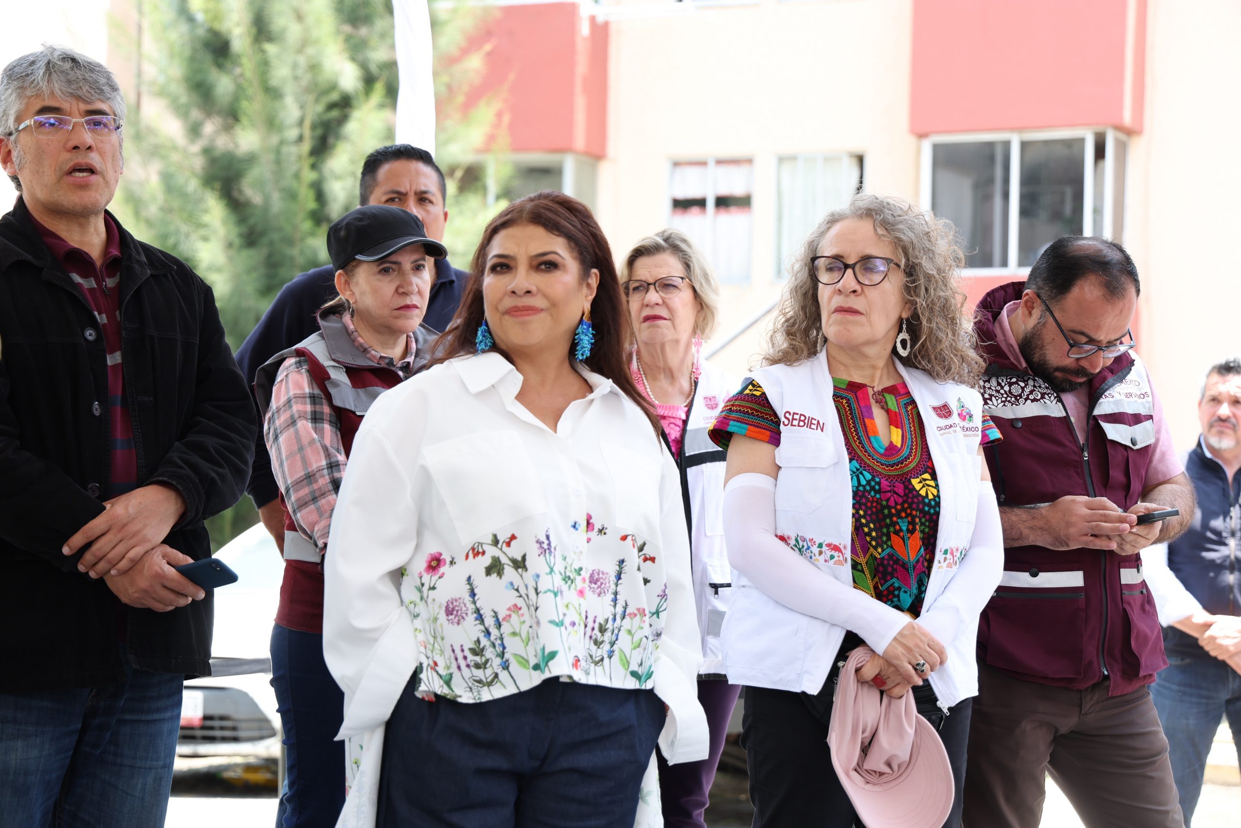 Recorrido de Clara Brugada, Jefa de Gobierno, por la unidad habitacional Agua Caliente en la Colonia Agrícola Oriental. Fotografía: La Isabel.
