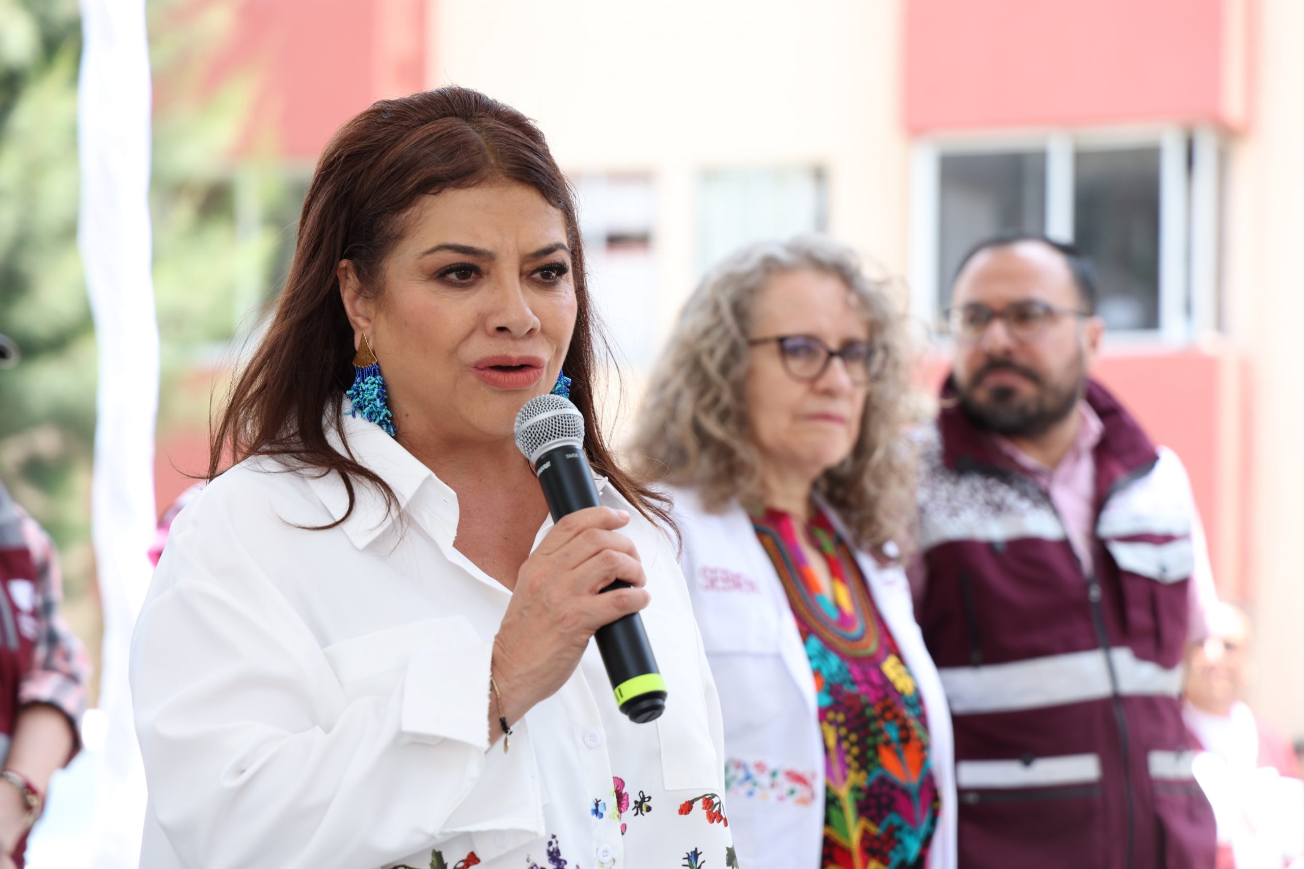 Recorrido de Clara Brugada, Jefa de Gobierno, por la unidad habitacional Agua Caliente en la Colonia Agrícola Oriental. Fotografía: La Isabel.
