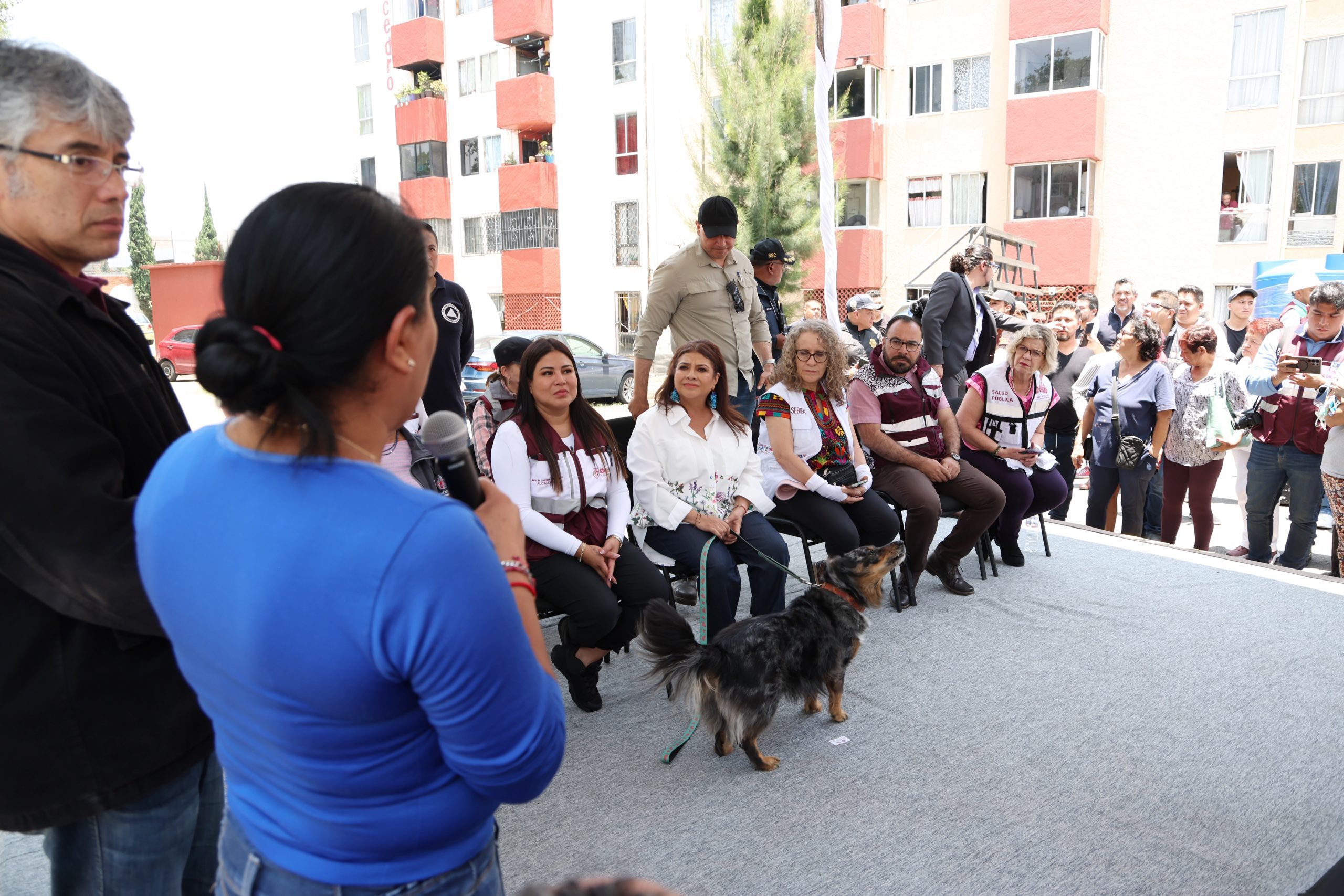 Recorrido de Clara Brugada, Jefa de Gobierno, por la unidad habitacional Agua Caliente en la Colonia Agrícola Oriental. Fotografía: La Isabel.