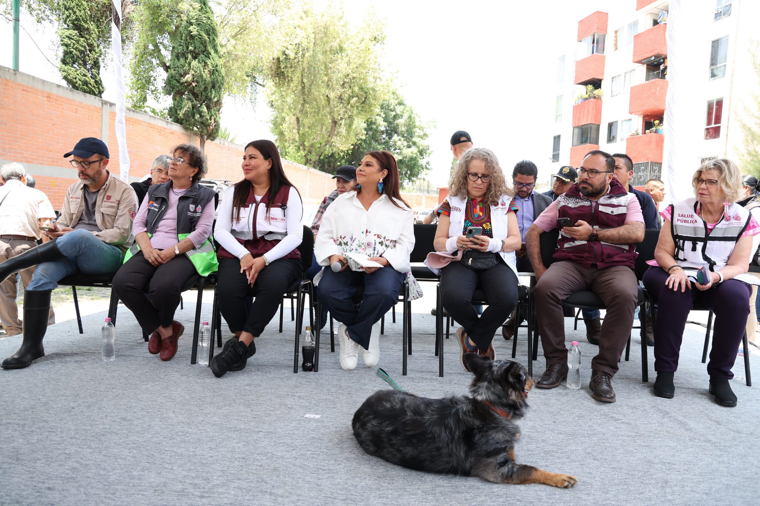 Recorrido de Clara Brugada, Jefa de Gobierno, por la unidad habitacional Agua Caliente en la Colonia Agrícola Oriental. Fotografía: La Isabel.