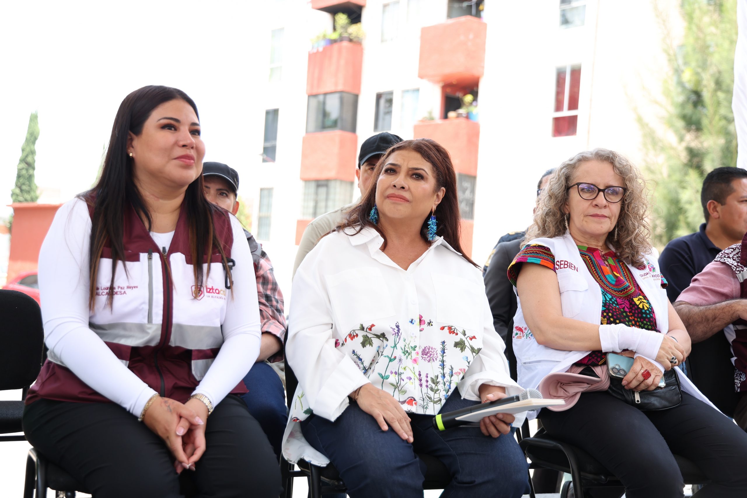 Recorrido de Clara Brugada, Jefa de Gobierno, por la unidad habitacional Agua Caliente en la Colonia Agrícola Oriental. Fotografía: La Isabel.