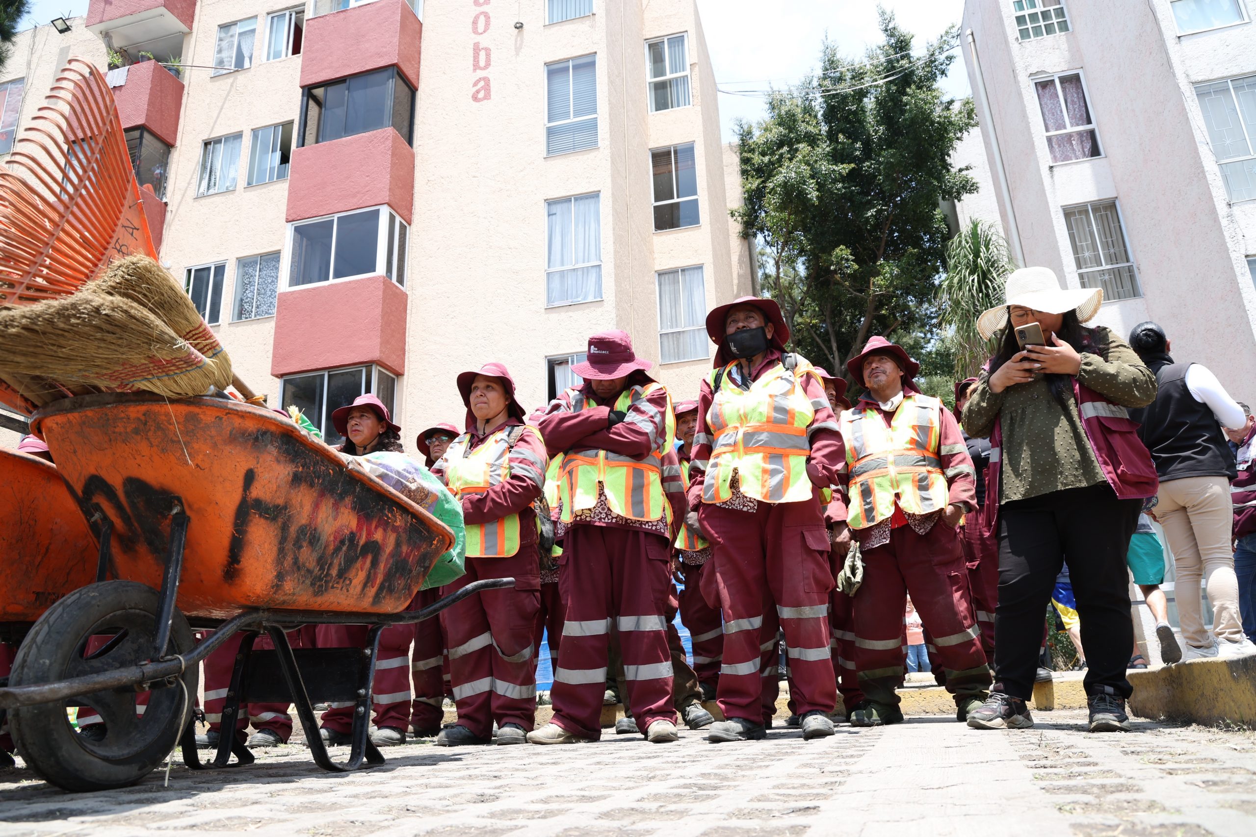 Recorrido de Clara Brugada, Jefa de Gobierno, por la unidad habitacional Agua Caliente en la Colonia Agrícola Oriental. Fotografía: La Isabel.