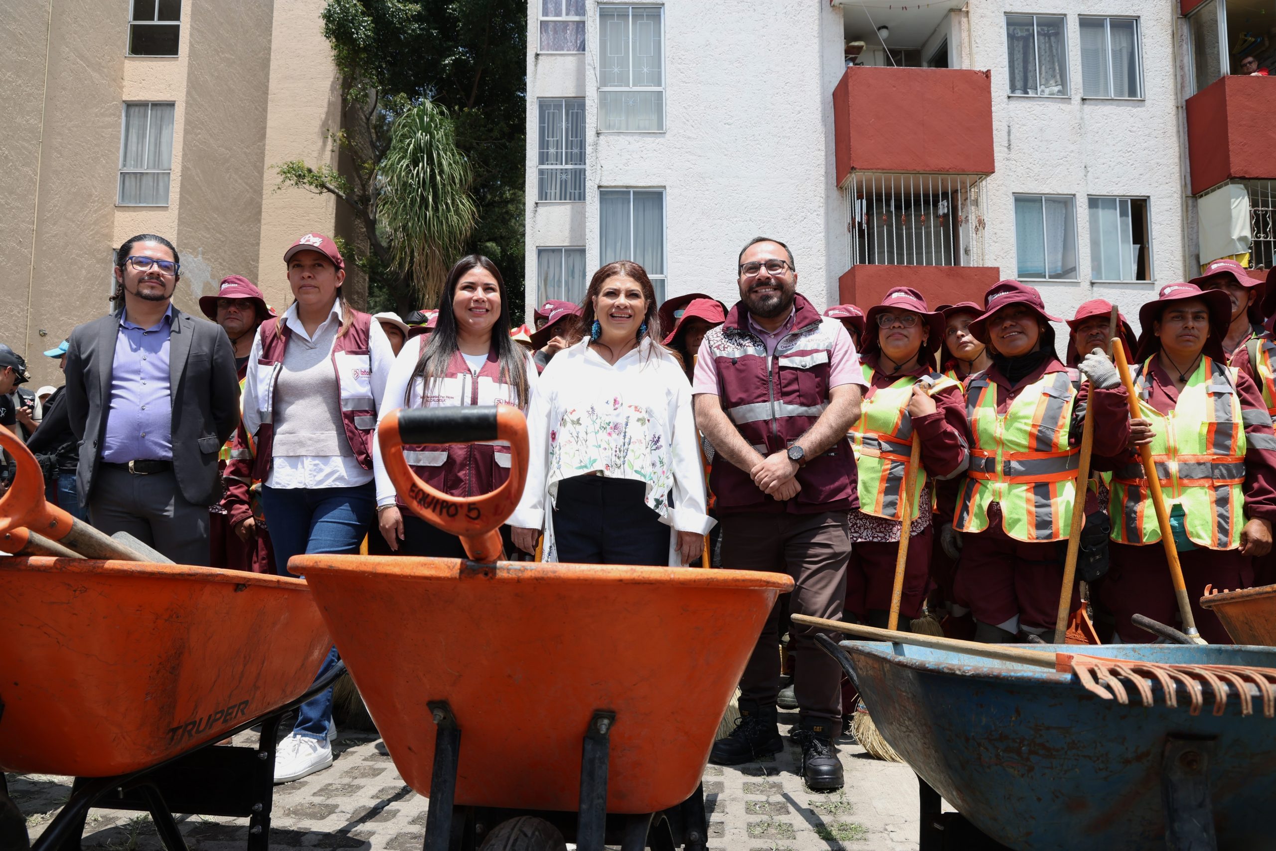 Recorrido de Clara Brugada, Jefa de Gobierno, por la unidad habitacional Agua Caliente en la Colonia Agrícola Oriental. Fotografía: La Isabel.