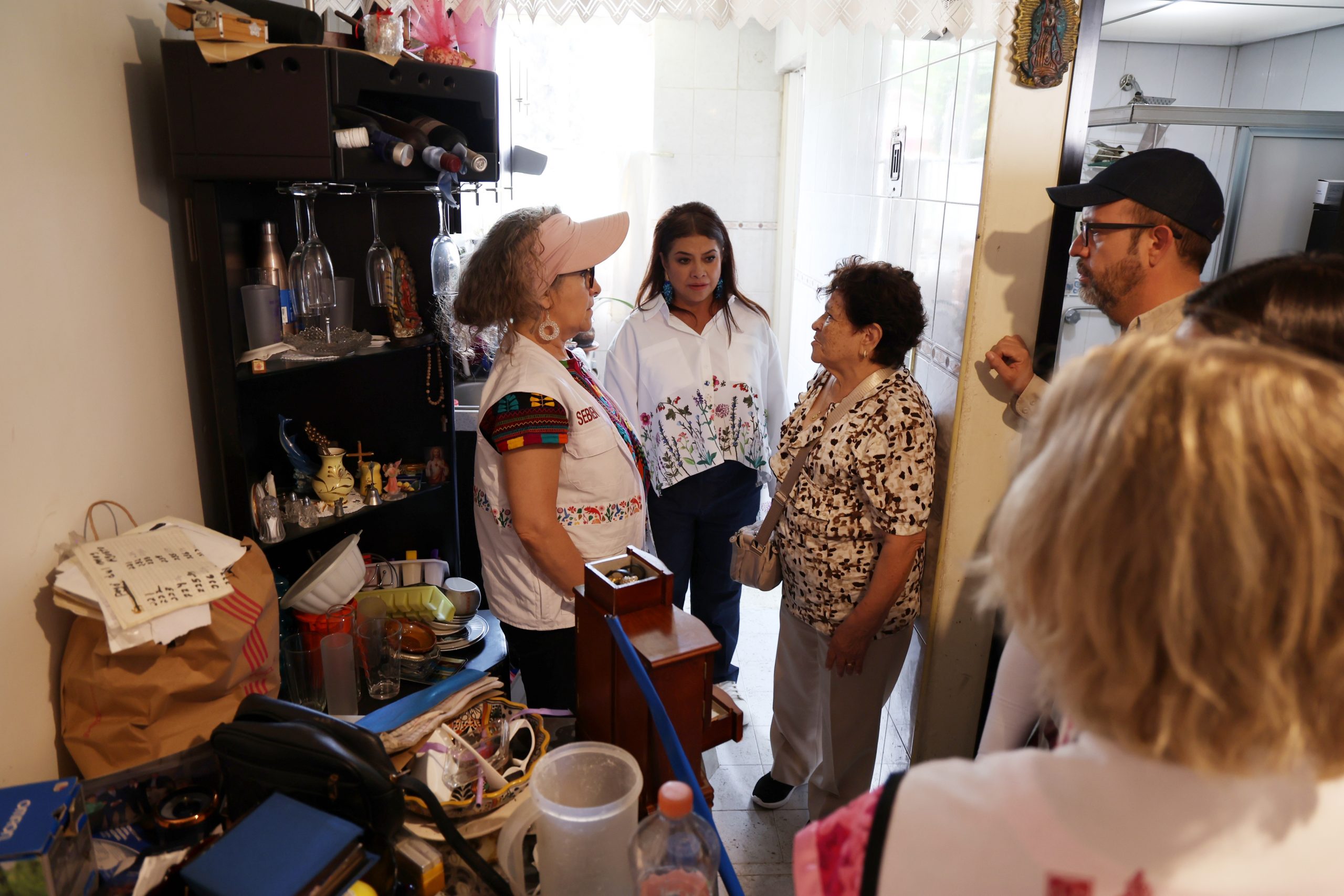 Recorrido de Clara Brugada, Jefa de Gobierno, por la unidad habitacional Agua Caliente en la Colonia Agrícola Oriental. Fotografía: La Isabel.