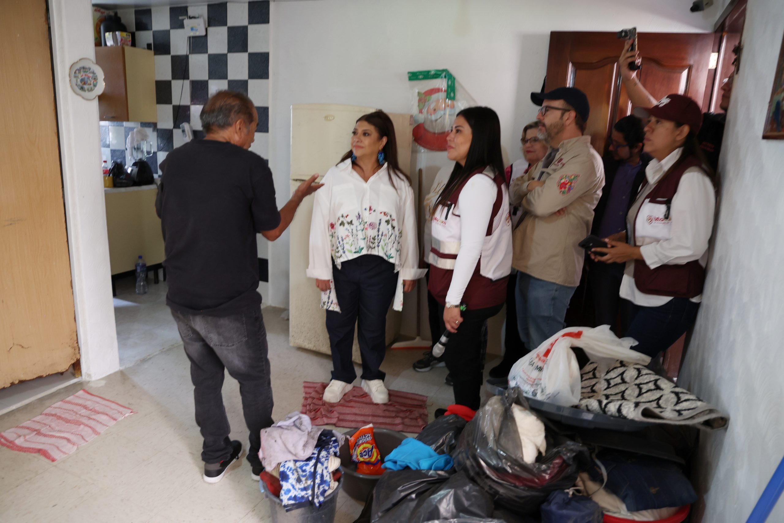 Recorrido de Clara Brugada, Jefa de Gobierno, por la unidad habitacional Agua Caliente en la Colonia Agrícola Oriental. Fotografía: La Isabel.