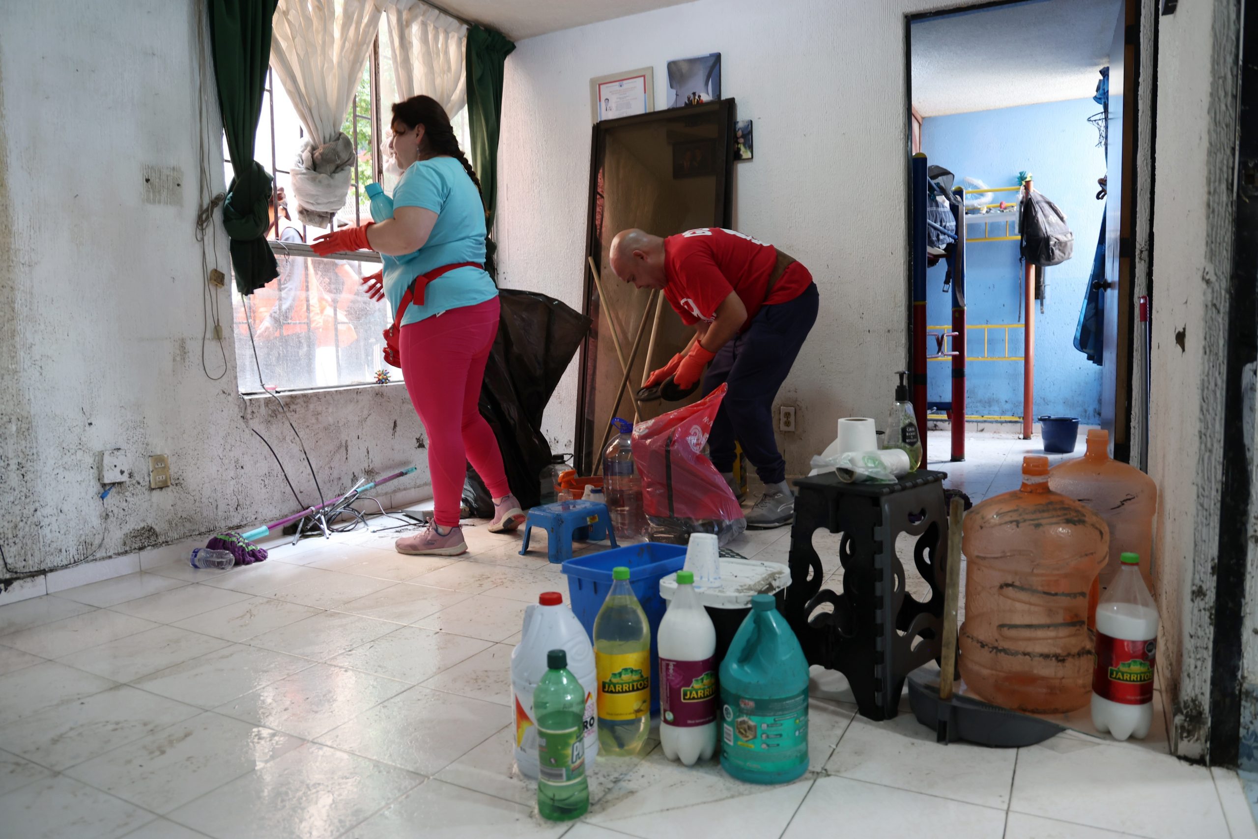 Recorrido de Clara Brugada, Jefa de Gobierno, por la unidad habitacional Agua Caliente en la Colonia Agrícola Oriental. Fotografía: La Isabel.