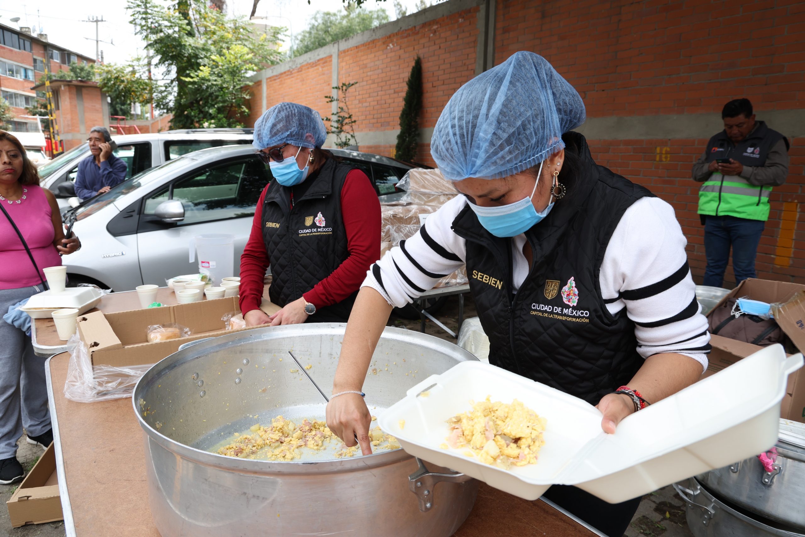 Recorrido de Clara Brugada, Jefa de Gobierno, por la unidad habitacional Agua Caliente en la Colonia Agrícola Oriental. Fotografía: La Isabel.