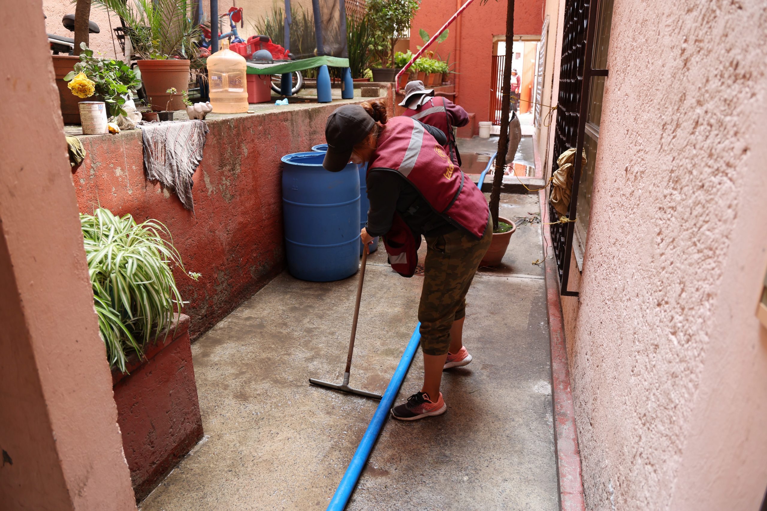 Recorrido de Clara Brugada, Jefa de Gobierno, por la unidad habitacional Agua Caliente en la Colonia Agrícola Oriental. Fotografía: La Isabel.