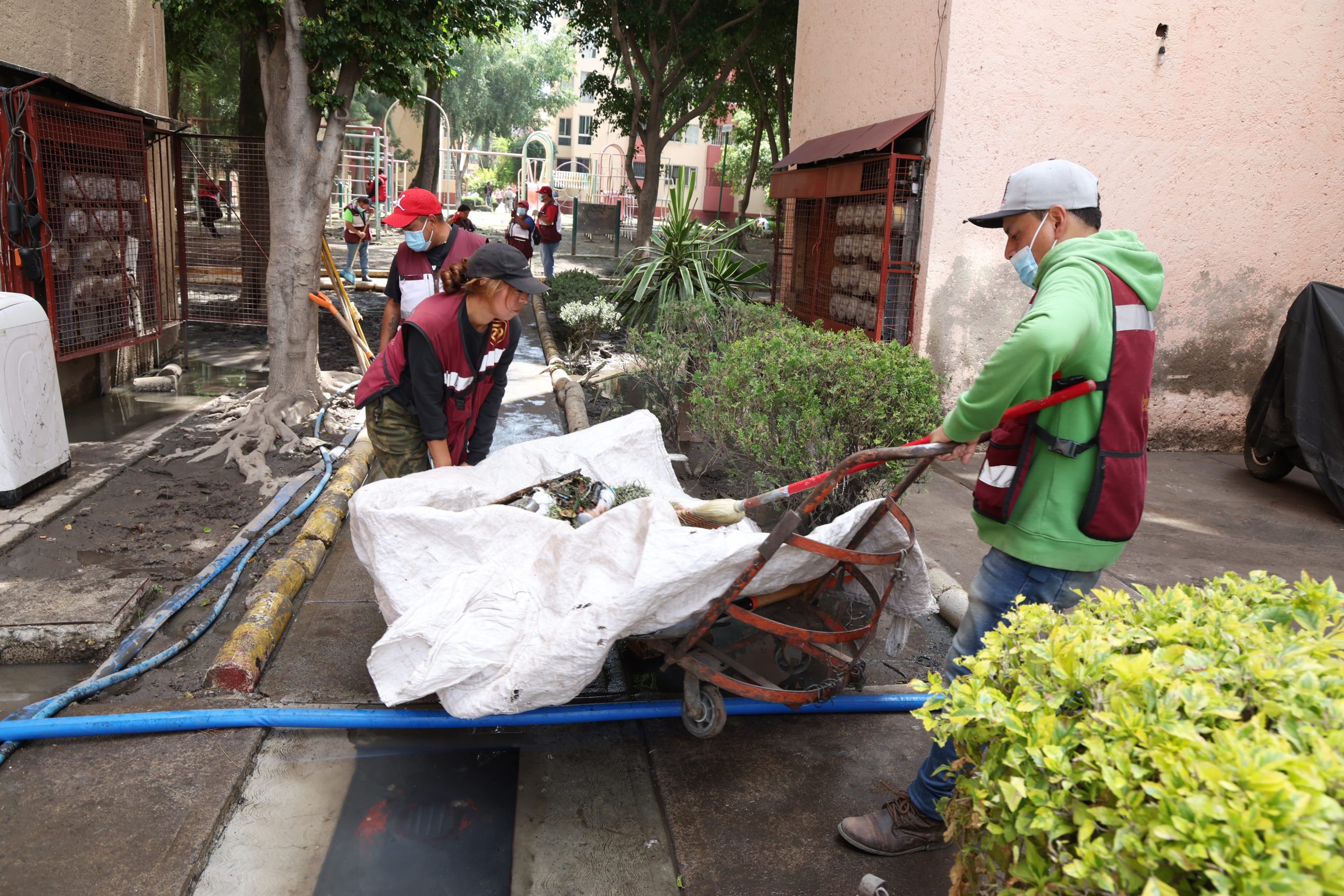 Recorrido de Clara Brugada, Jefa de Gobierno, por la unidad habitacional Agua Caliente en la Colonia Agrícola Oriental. Fotografía: La Isabel.