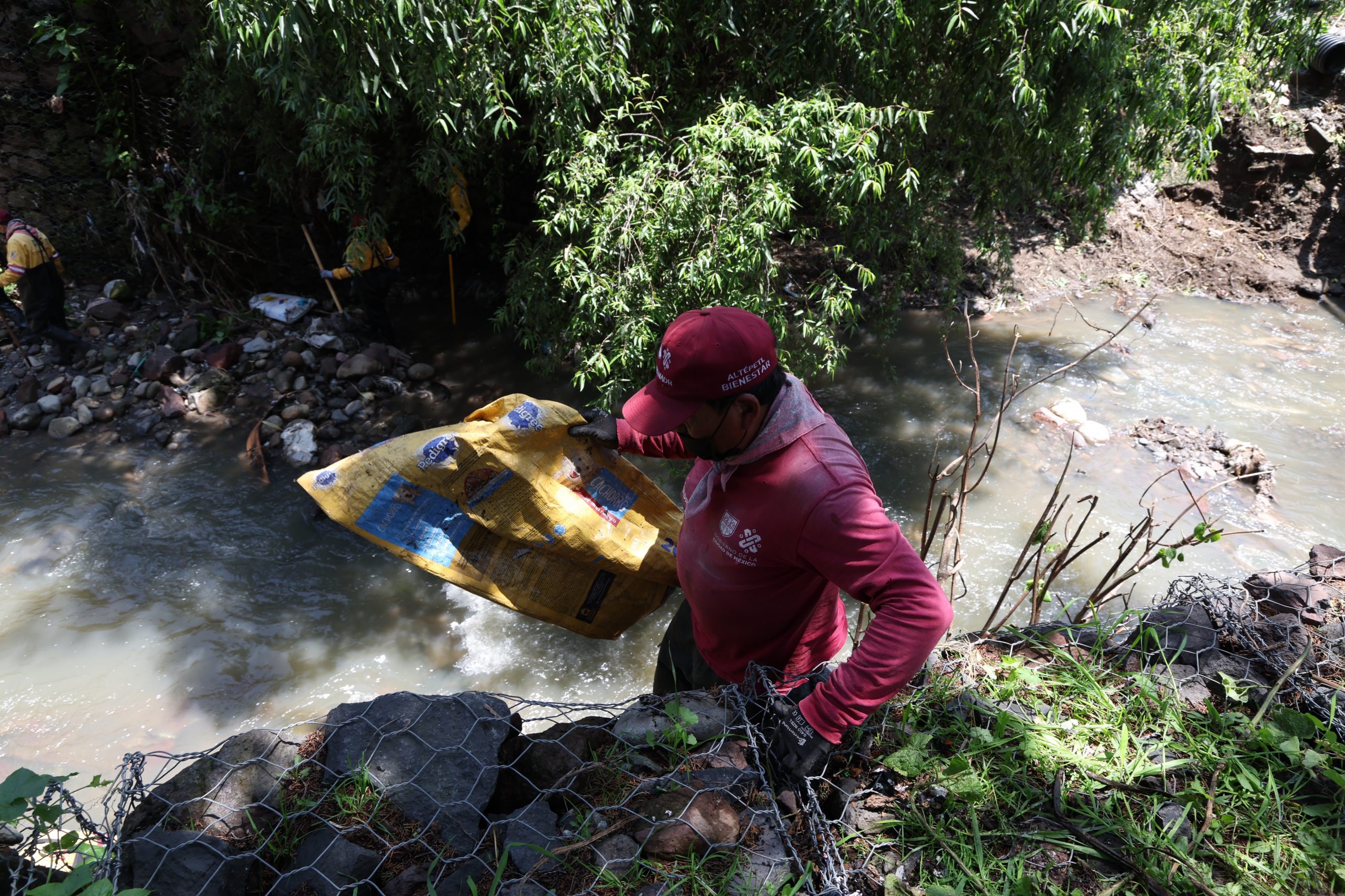 Recorrido de Clara Brugada, Jefa de Gobierno de la Ciudad de México por el río y barrancas de la colonia La Araña en la Alcaldía Álvaro Obregón. Fotografía: La Isabel.