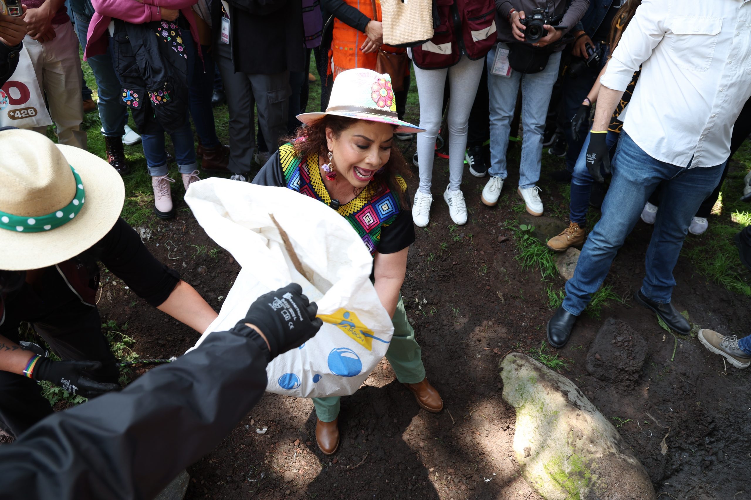 Recorrido de Clara Brugada, Jefa de Gobierno de la Ciudad de México por el río y barrancas de la colonia La Araña en la Alcaldía Álvaro Obregón. Fotografía: La Isabel.