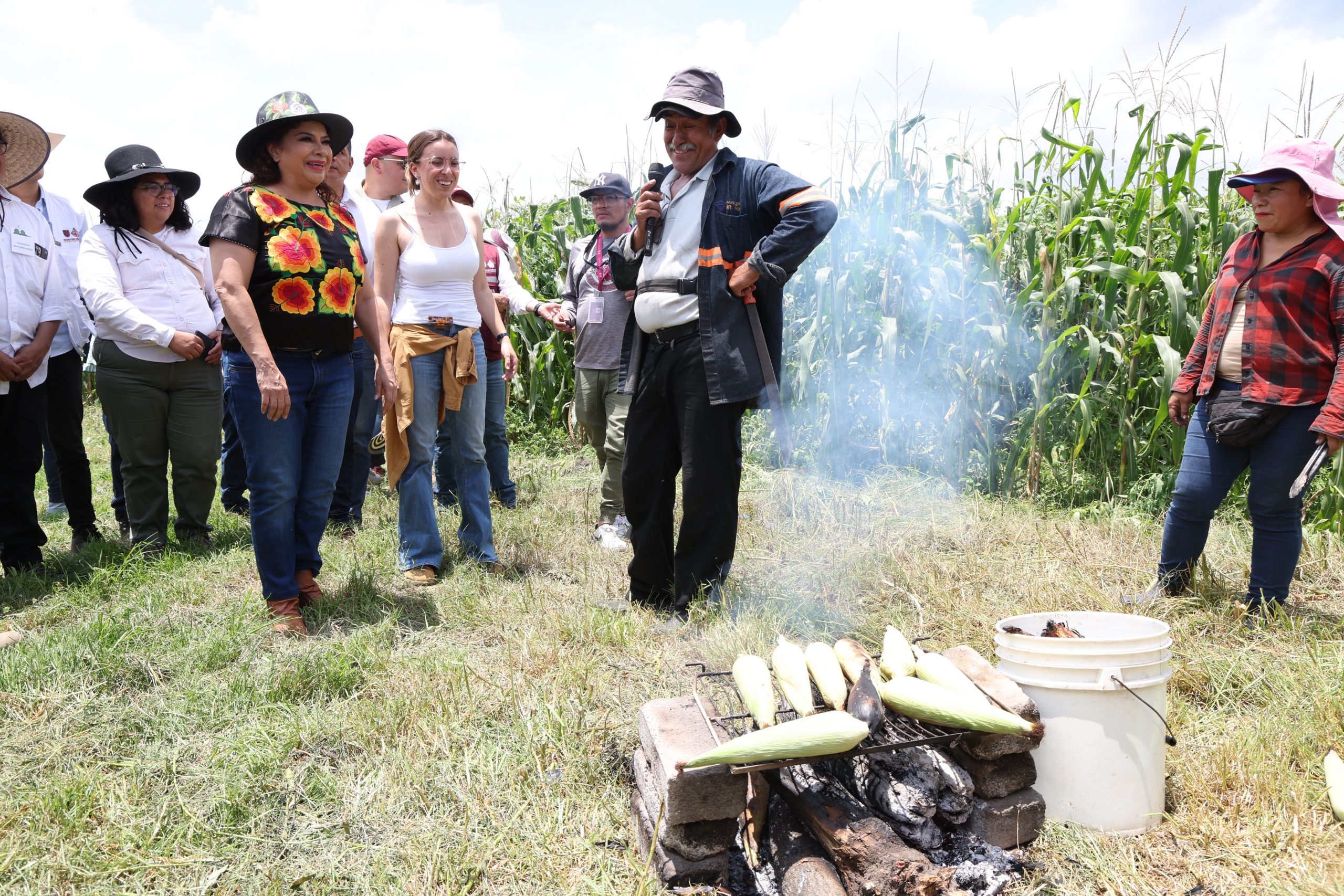 Recorrido de la Jefa de Gobierno, Clara Brugada, por diferentes puntos de San Gregorio Atlapulco, alcaldía Xochimilco. Fotografía: La Isabel.