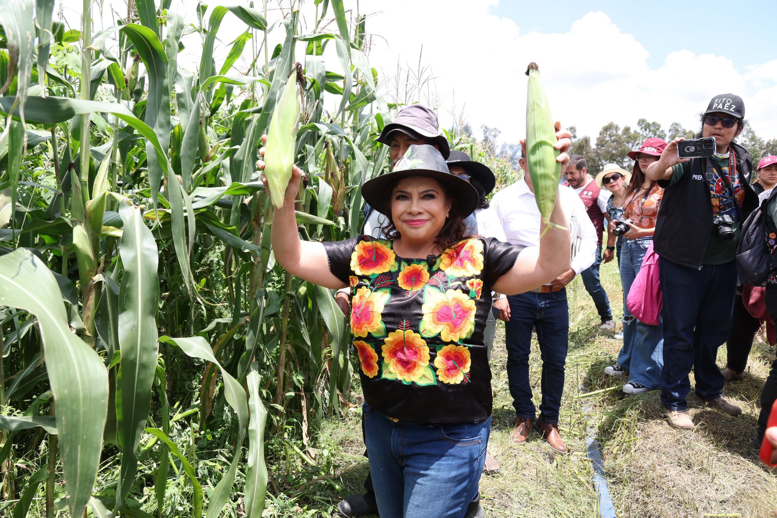 Recorrido de la Jefa de Gobierno, Clara Brugada, por diferentes puntos de San Gregorio Atlapulco, alcaldía Xochimilco. Fotografía: La Isabel.