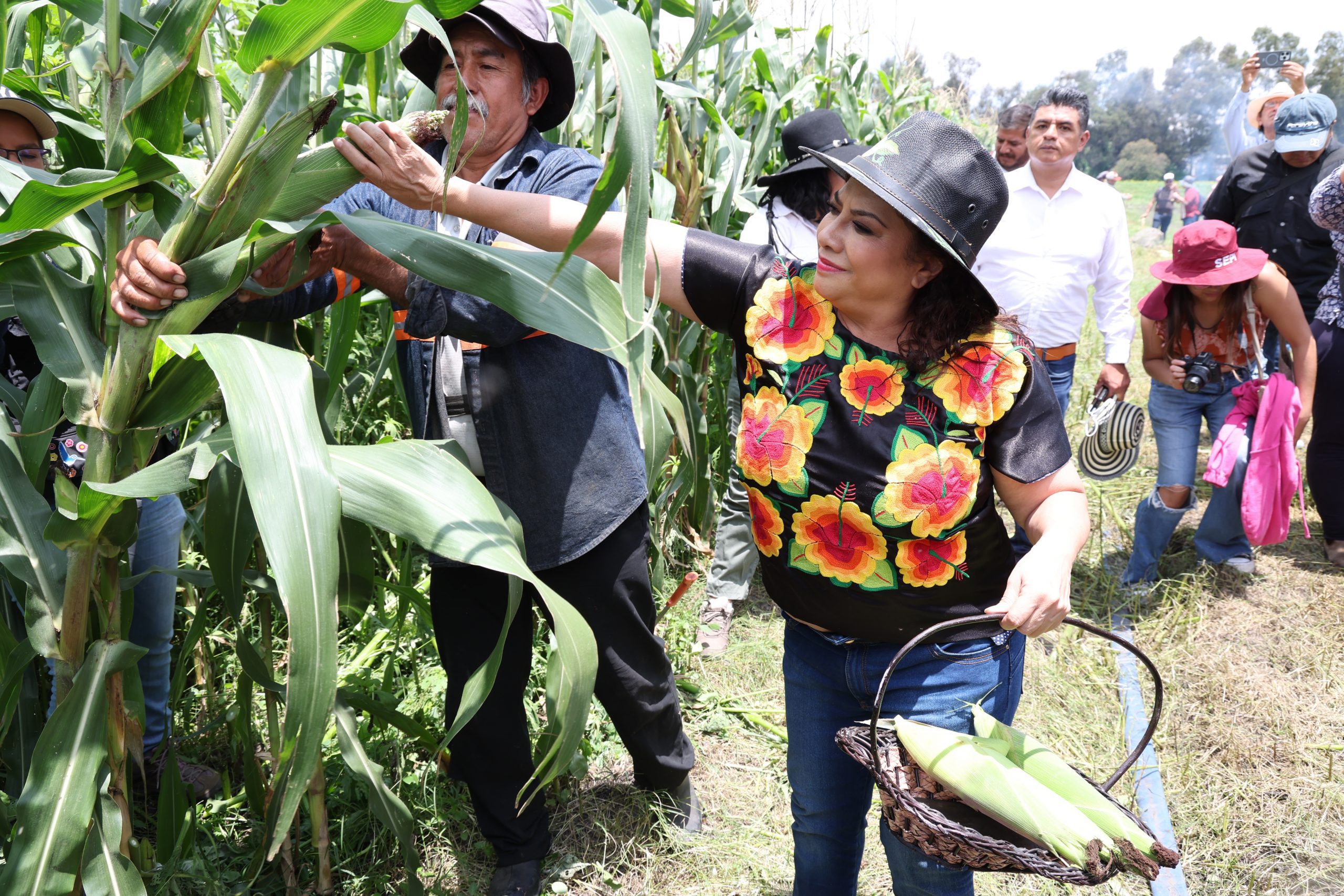 Recorrido de la Jefa de Gobierno, Clara Brugada, por diferentes puntos de San Gregorio Atlapulco, alcaldía Xochimilco. Fotografía: La Isabel.