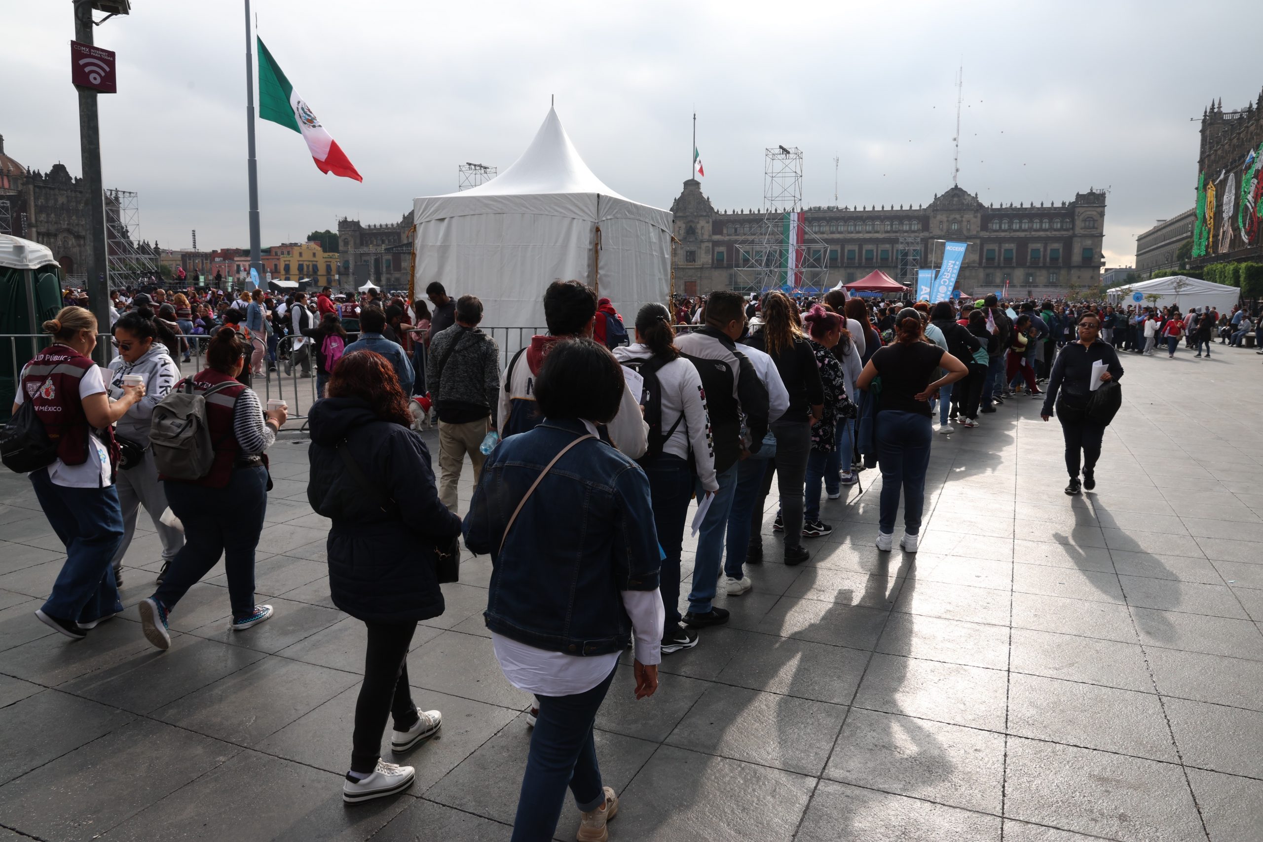 La Jefa de Gobierno, Clara Brugada, encabeza la entrega de 50 mil vales del Programa Mercomuna. Fotografía La Isabel.