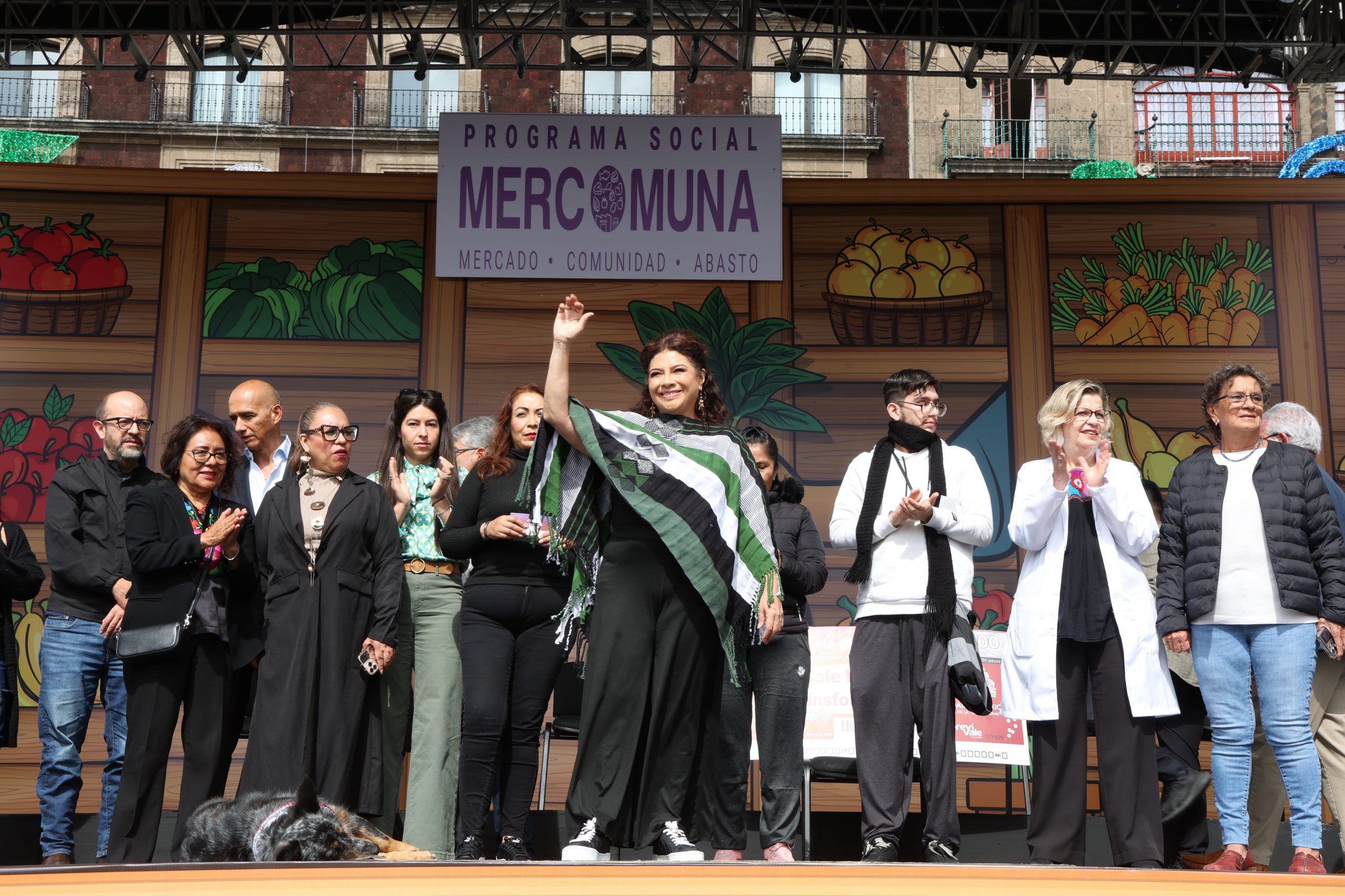 La Jefa de Gobierno, Clara Brugada, encabeza la entrega de 50 mil vales del Programa Mercomuna. Fotografía La Isabel.