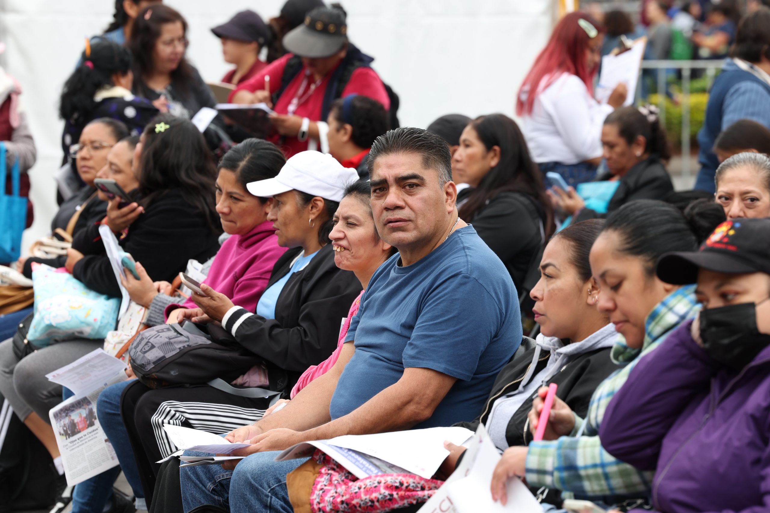 La Jefa de Gobierno, Clara Brugada, encabeza la entrega de 50 mil vales del Programa Mercomuna. Fotografía La Isabel.