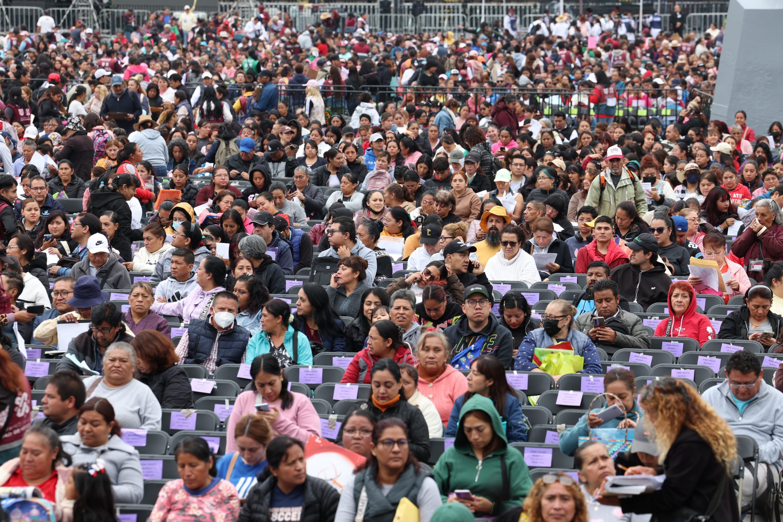 La Jefa de Gobierno, Clara Brugada, encabeza la entrega de 50 mil vales del Programa Mercomuna. Fotografía La Isabel.