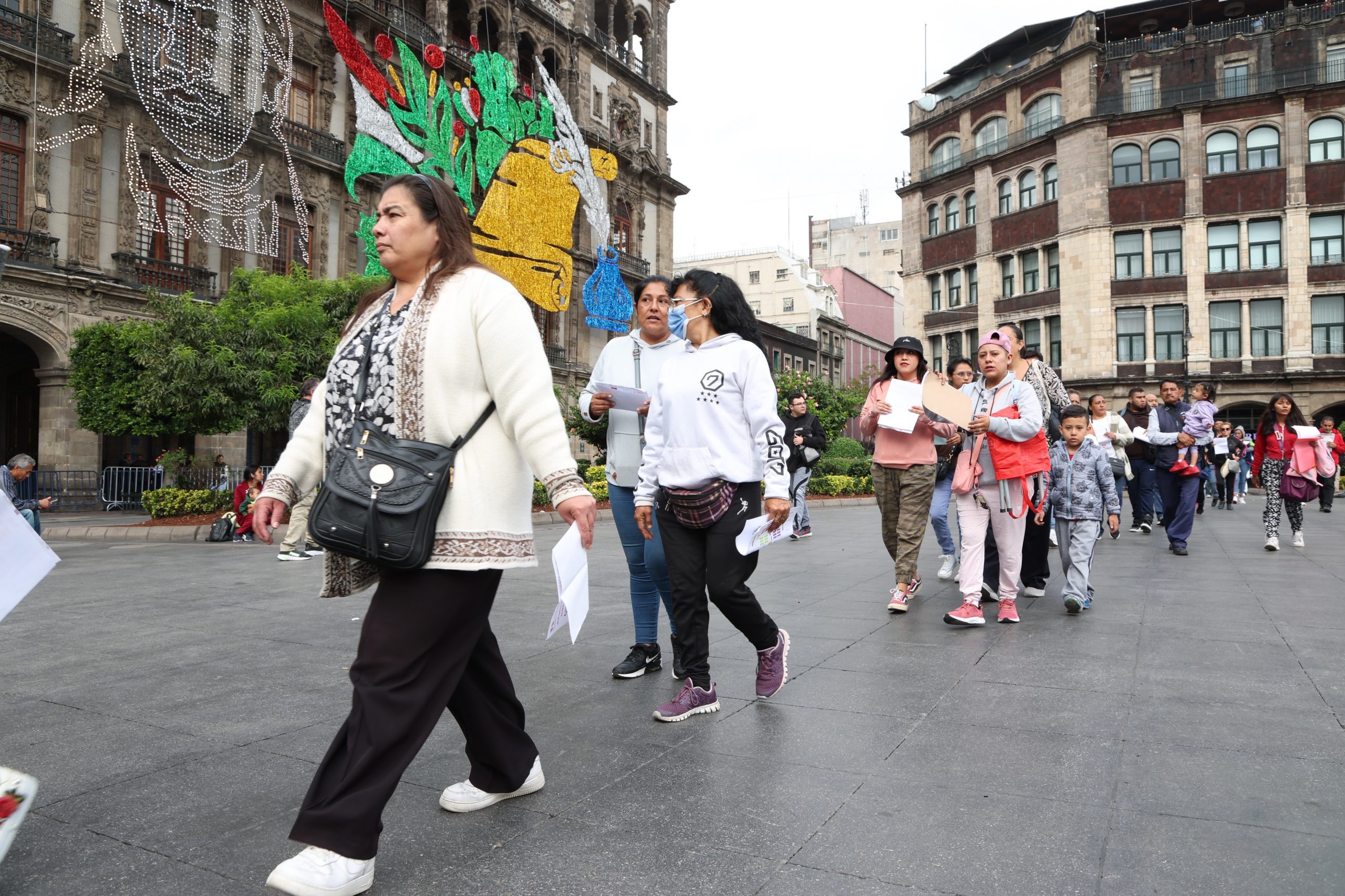 La Jefa de Gobierno, Clara Brugada, encabeza la entrega de 50 mil vales del Programa Mercomuna. Fotografía La Isabel.
