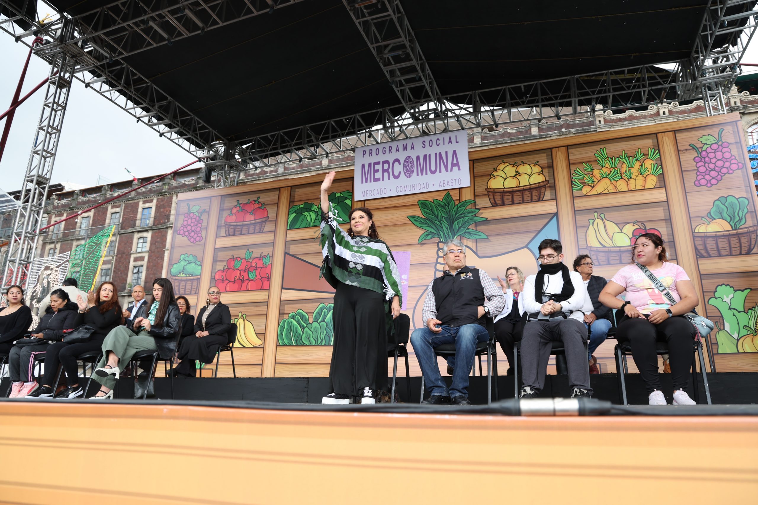 La Jefa de Gobierno, Clara Brugada, encabeza la entrega de 50 mil vales del Programa Mercomuna. Fotografía La Isabel.