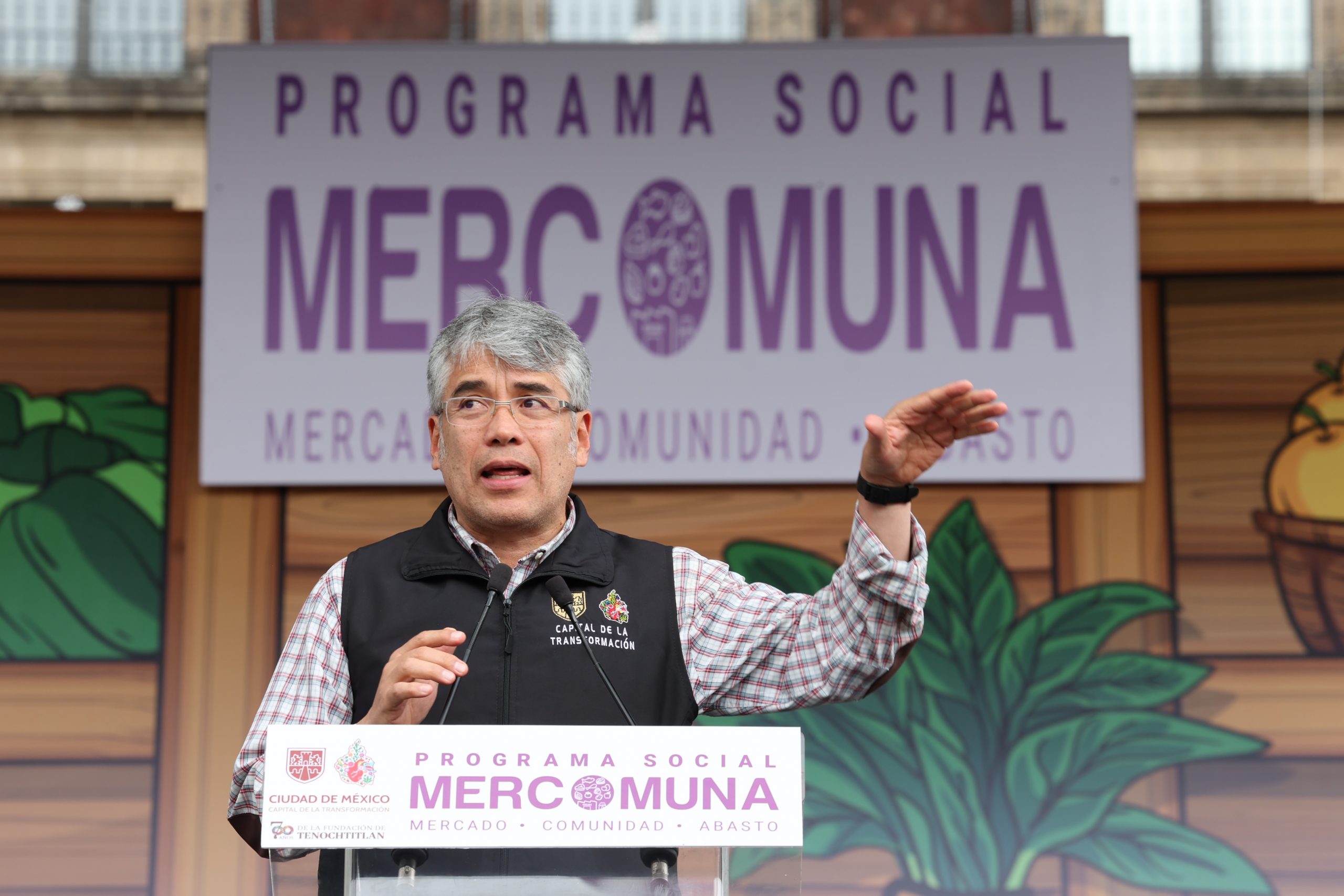 La Jefa de Gobierno, Clara Brugada, encabeza la entrega de 50 mil vales del Programa Mercomuna. Fotografía La Isabel.