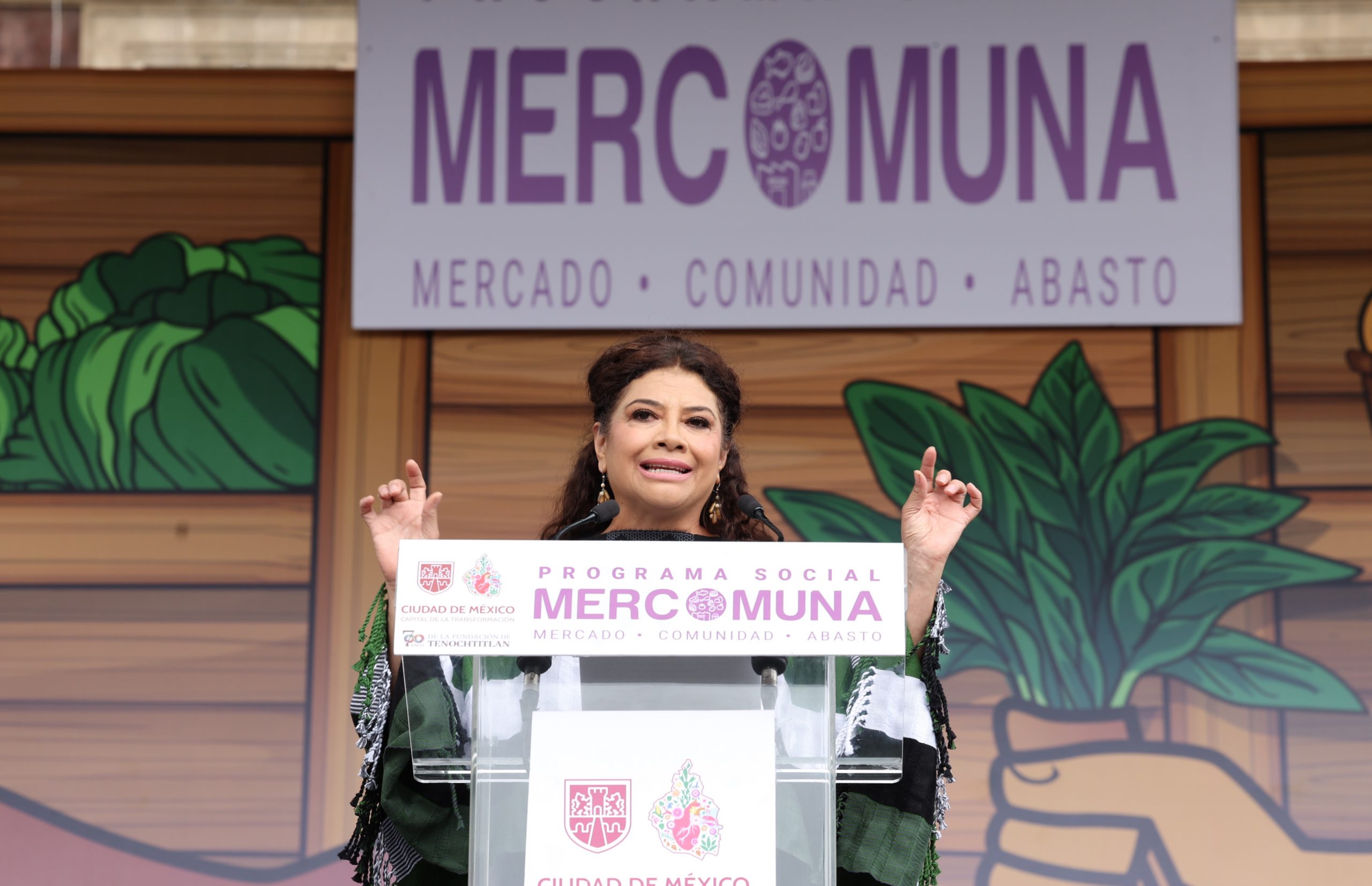 La Jefa de Gobierno, Clara Brugada, encabeza la entrega de 50 mil vales del Programa Mercomuna. Fotografía La Isabel.