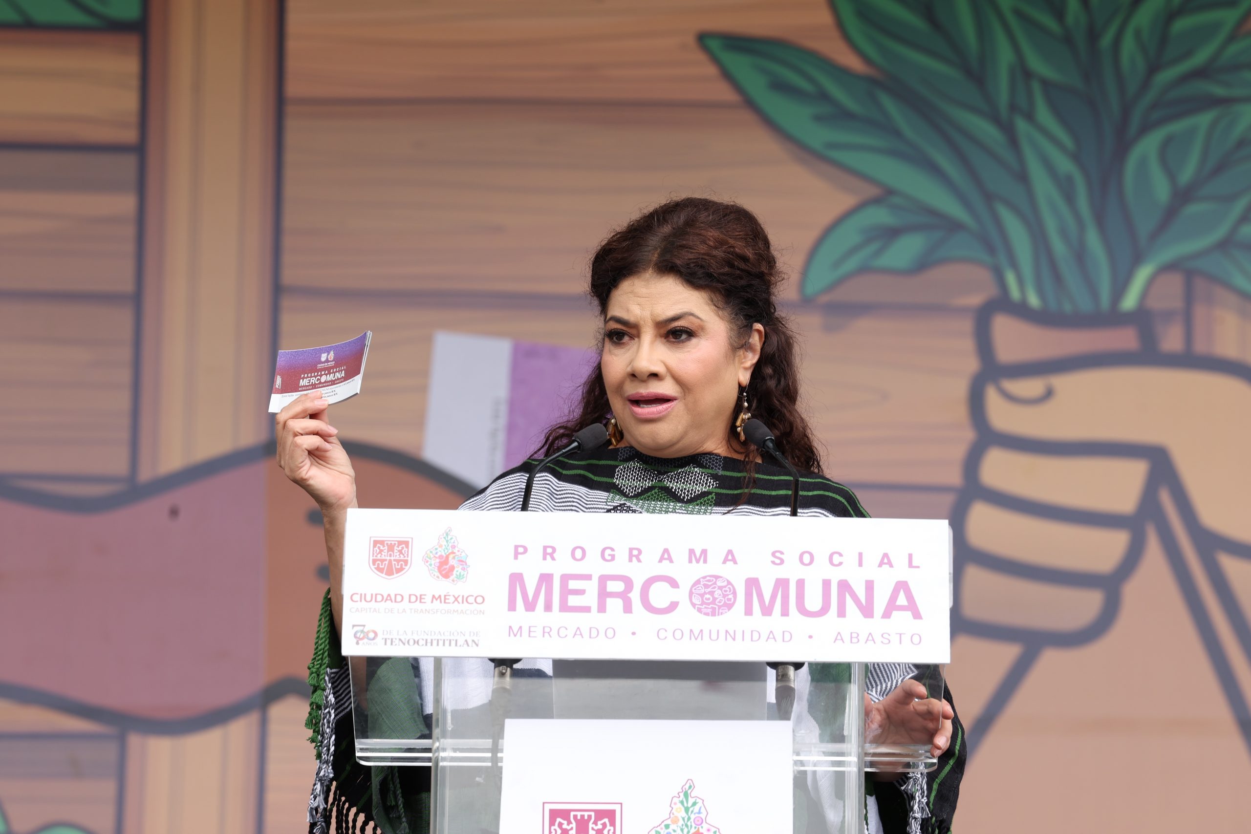La Jefa de Gobierno, Clara Brugada, encabeza la entrega de 50 mil vales del Programa Mercomuna. Fotografía La Isabel.