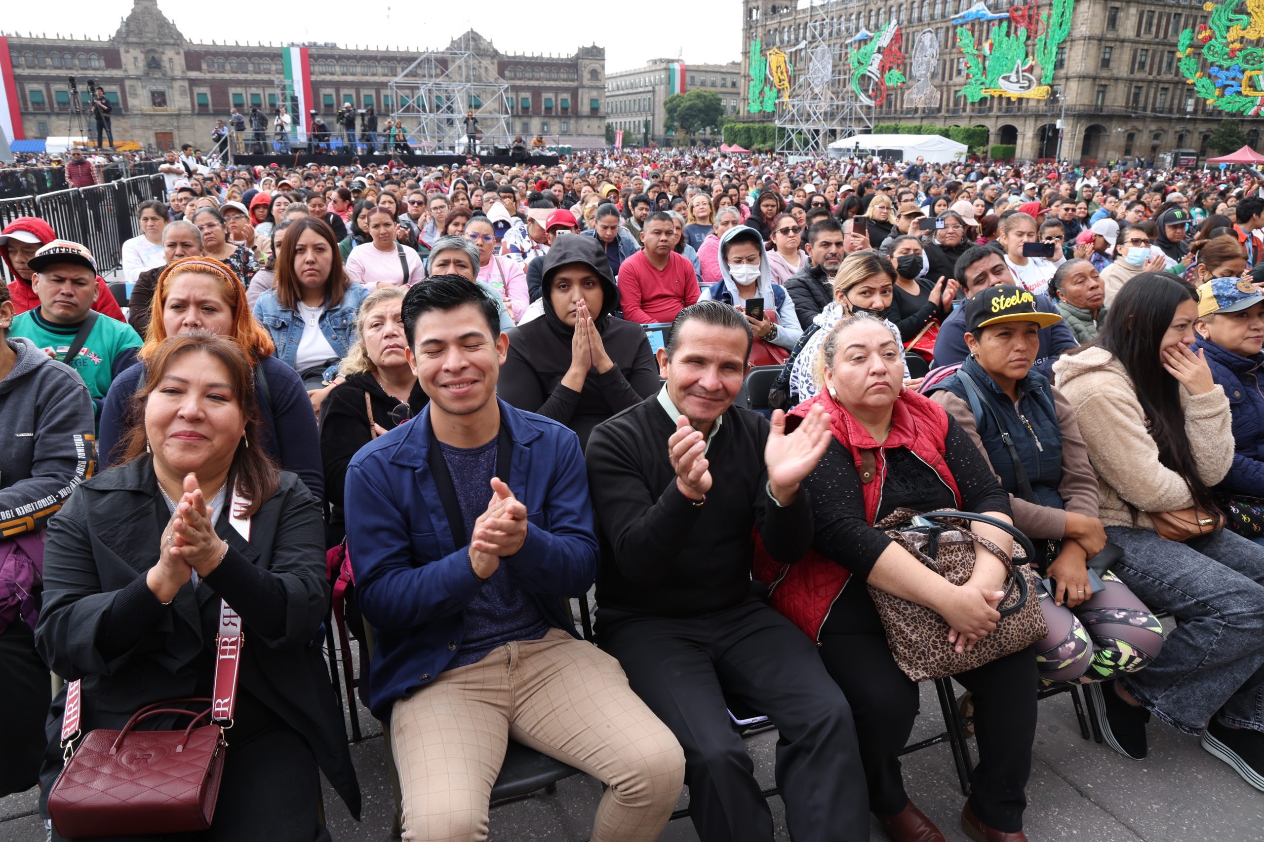 La Jefa de Gobierno, Clara Brugada, encabeza la entrega de 50 mil vales del Programa Mercomuna. Fotografía La Isabel.
