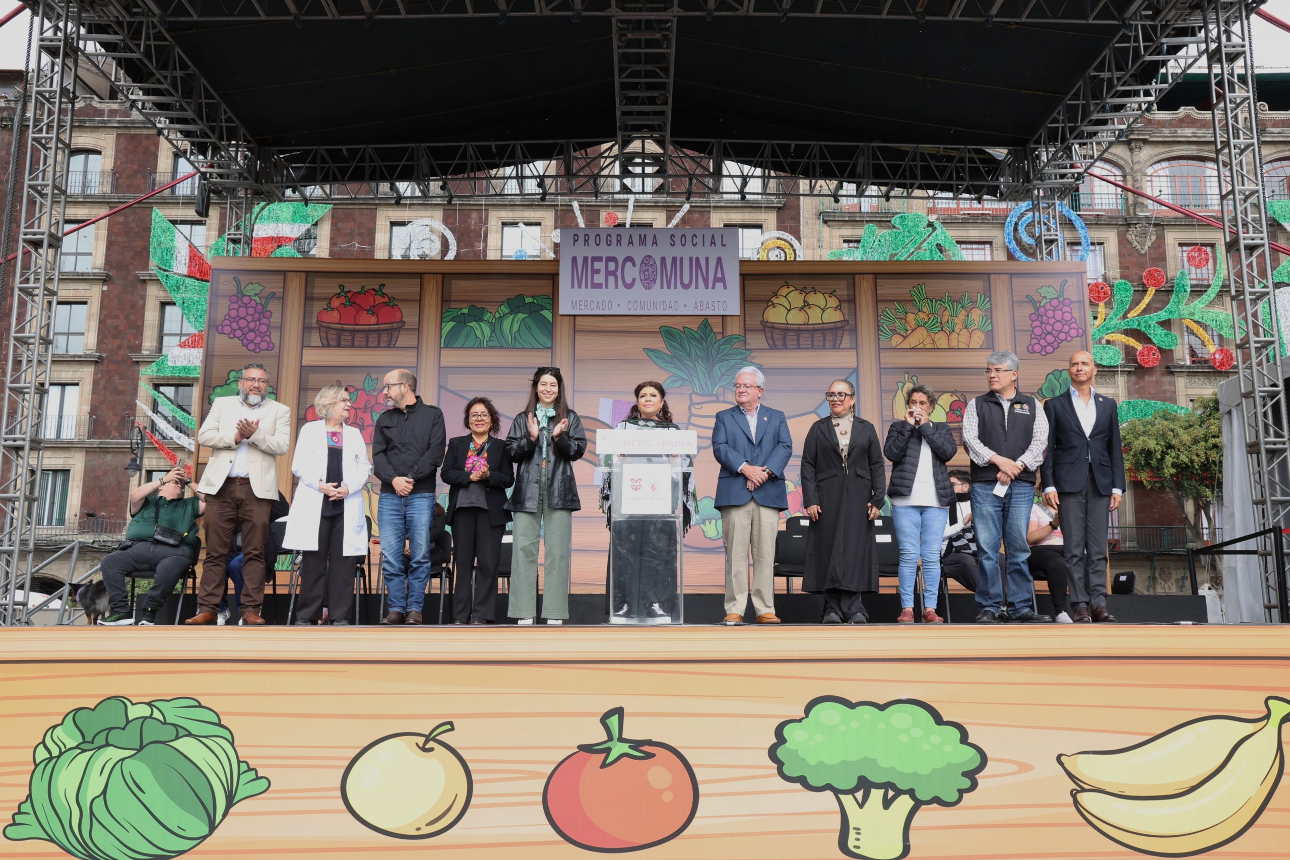 La Jefa de Gobierno, Clara Brugada, encabeza la entrega de 50 mil vales del Programa Mercomuna. Fotografía La Isabel.