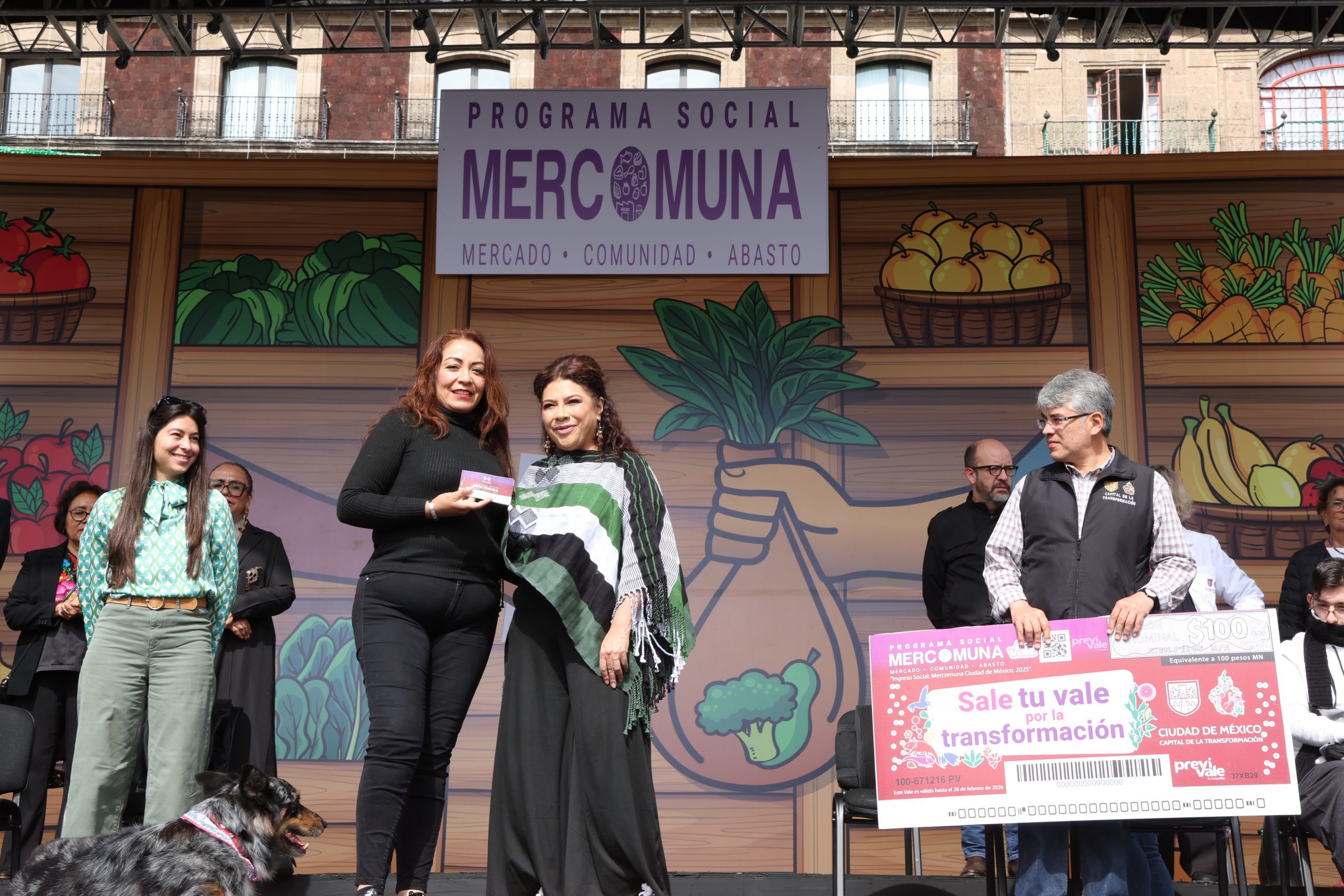 La Jefa de Gobierno, Clara Brugada, encabeza la entrega de 50 mil vales del Programa Mercomuna. Fotografía La Isabel.