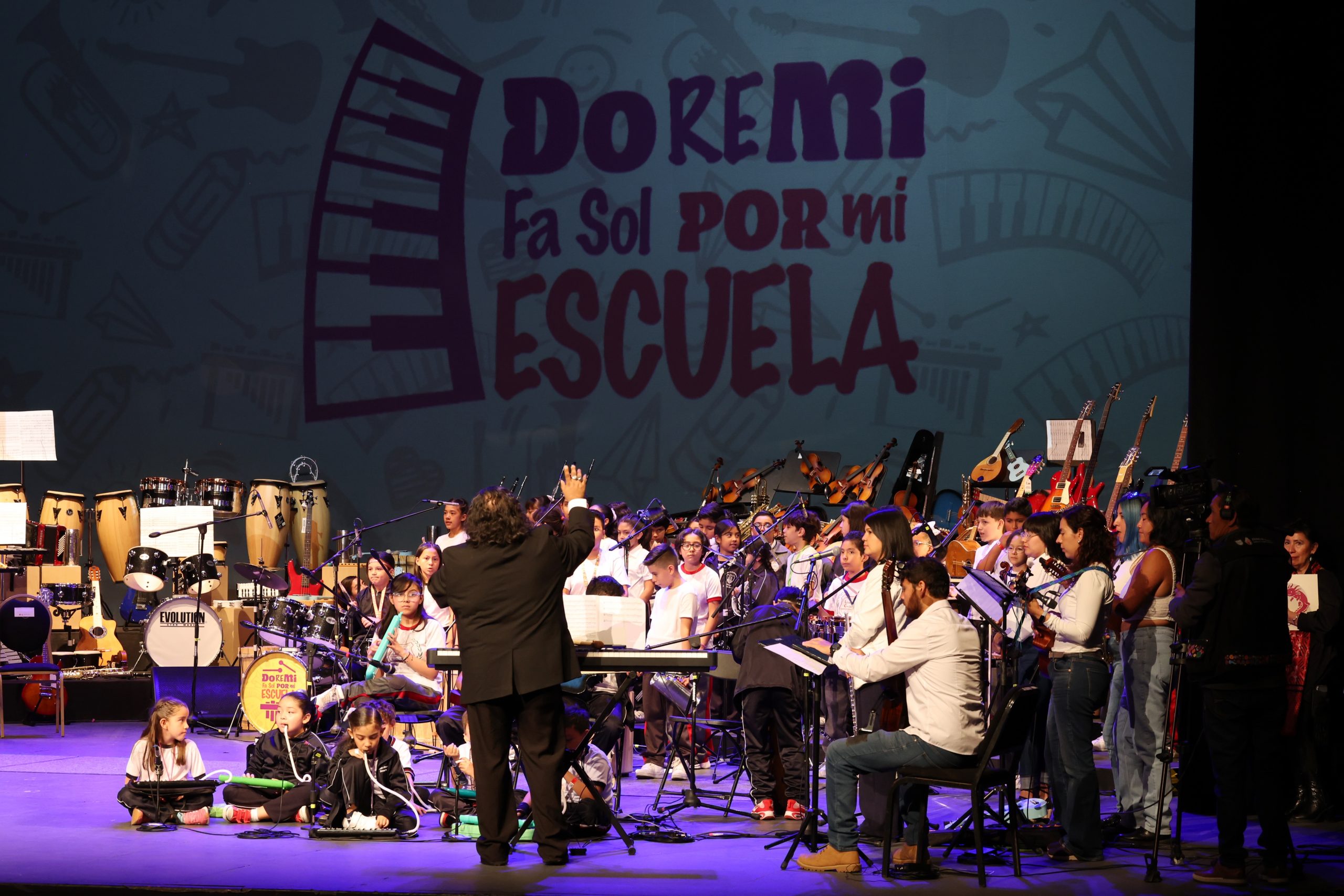 La Jefa de Gobierno, Clara Brugada entrega  instrumentos musicales del Programa "Do, Re, Mi, Fa, Sol por Mi Escuela". Fotografía: La Isabel.