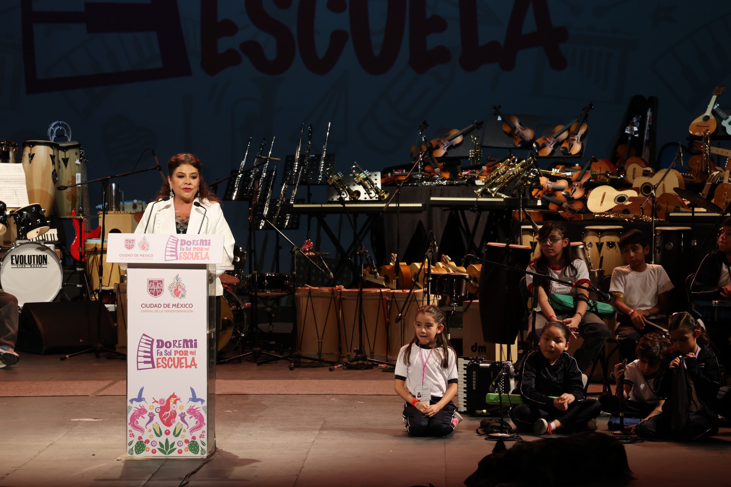 La Jefa de Gobierno, Clara Brugada entrega  instrumentos musicales del Programa "Do, Re, Mi, Fa, Sol por Mi Escuela". Fotografía: La Isabel.