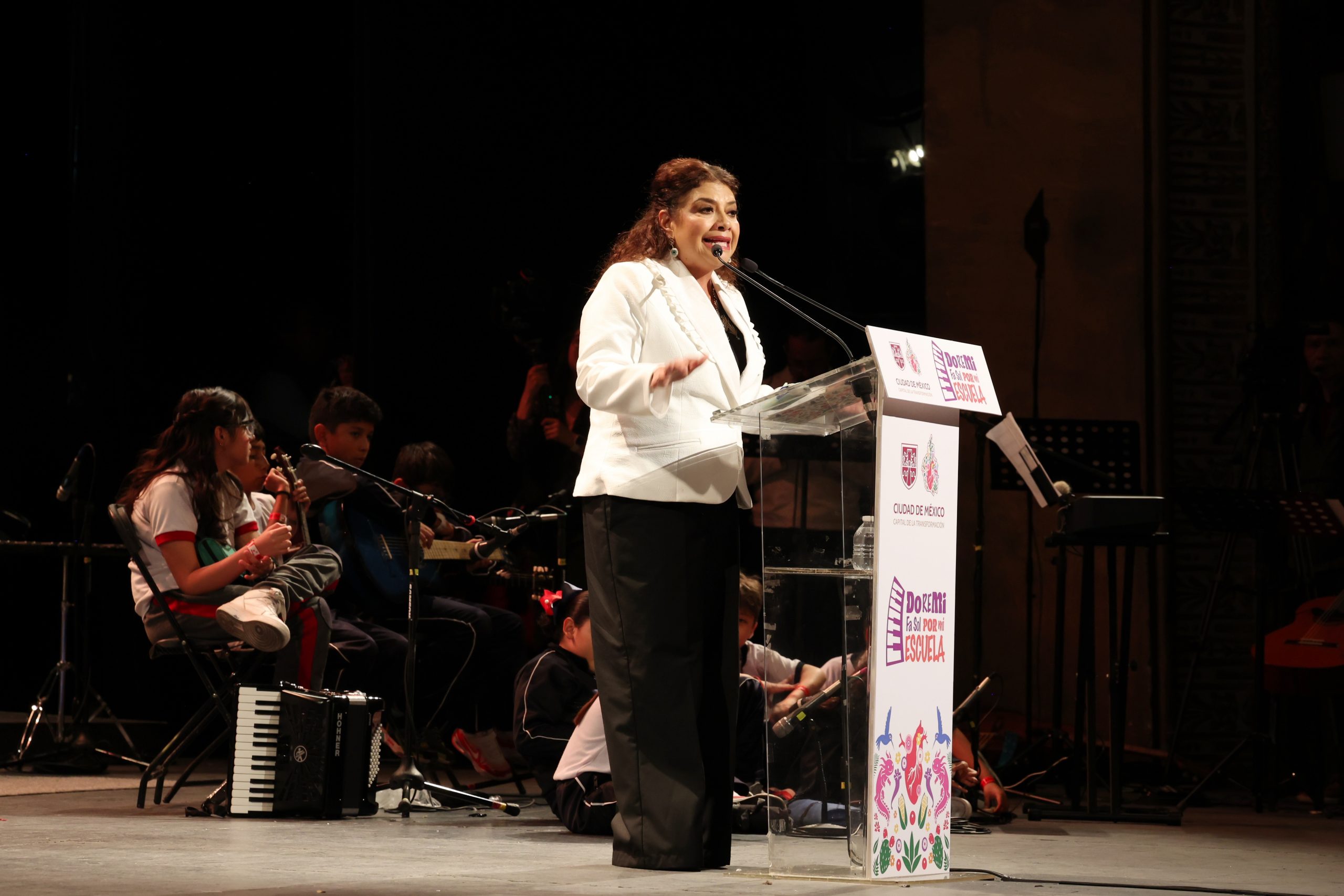 La Jefa de Gobierno, Clara Brugada entrega  instrumentos musicales del Programa "Do, Re, Mi, Fa, Sol por Mi Escuela". Fotografía: La Isabel.