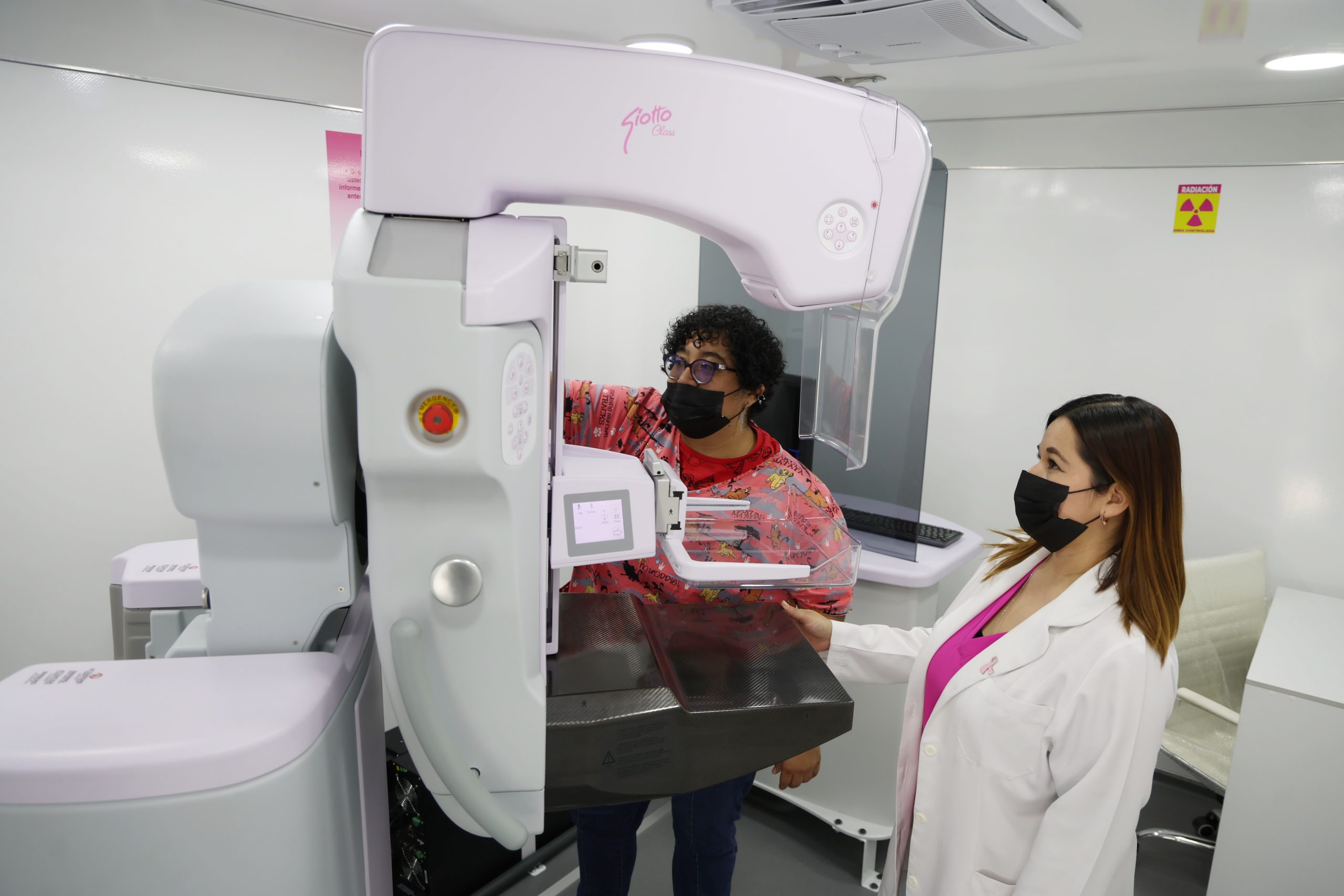 Campaña “Tómatelo a Pecho, hazte una Mastografía”. Fotografía: La Isabel.