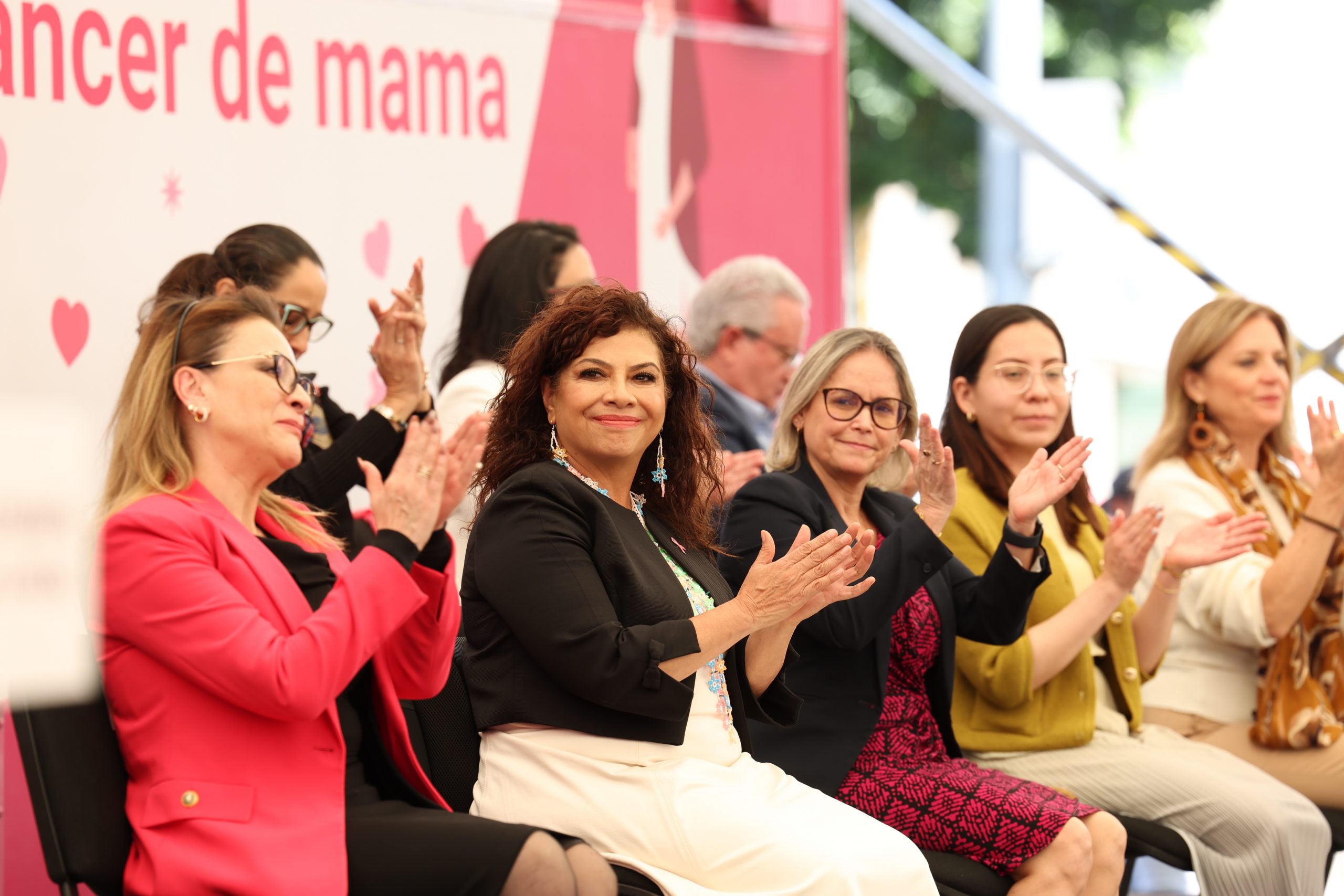 Campaña “Tómatelo a Pecho, hazte una Mastografía”. Fotografía: La Isabel.