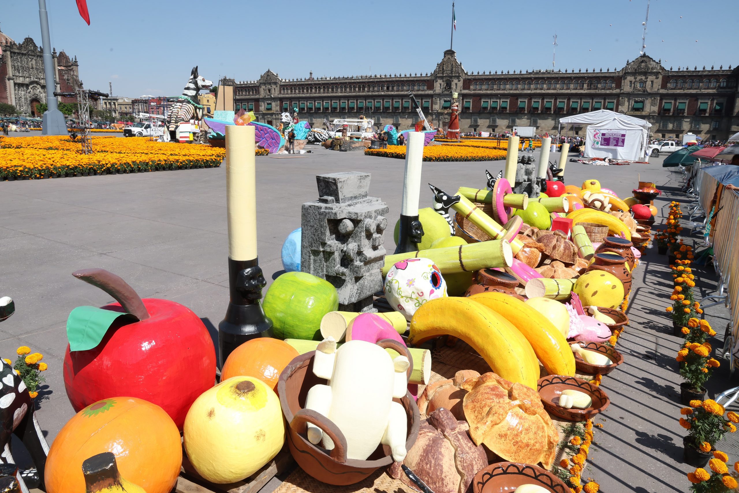 Preparativos de la Ofrenda Monumental en el Zócalo de la Ciudad de México. Fotografía: La Isabel.