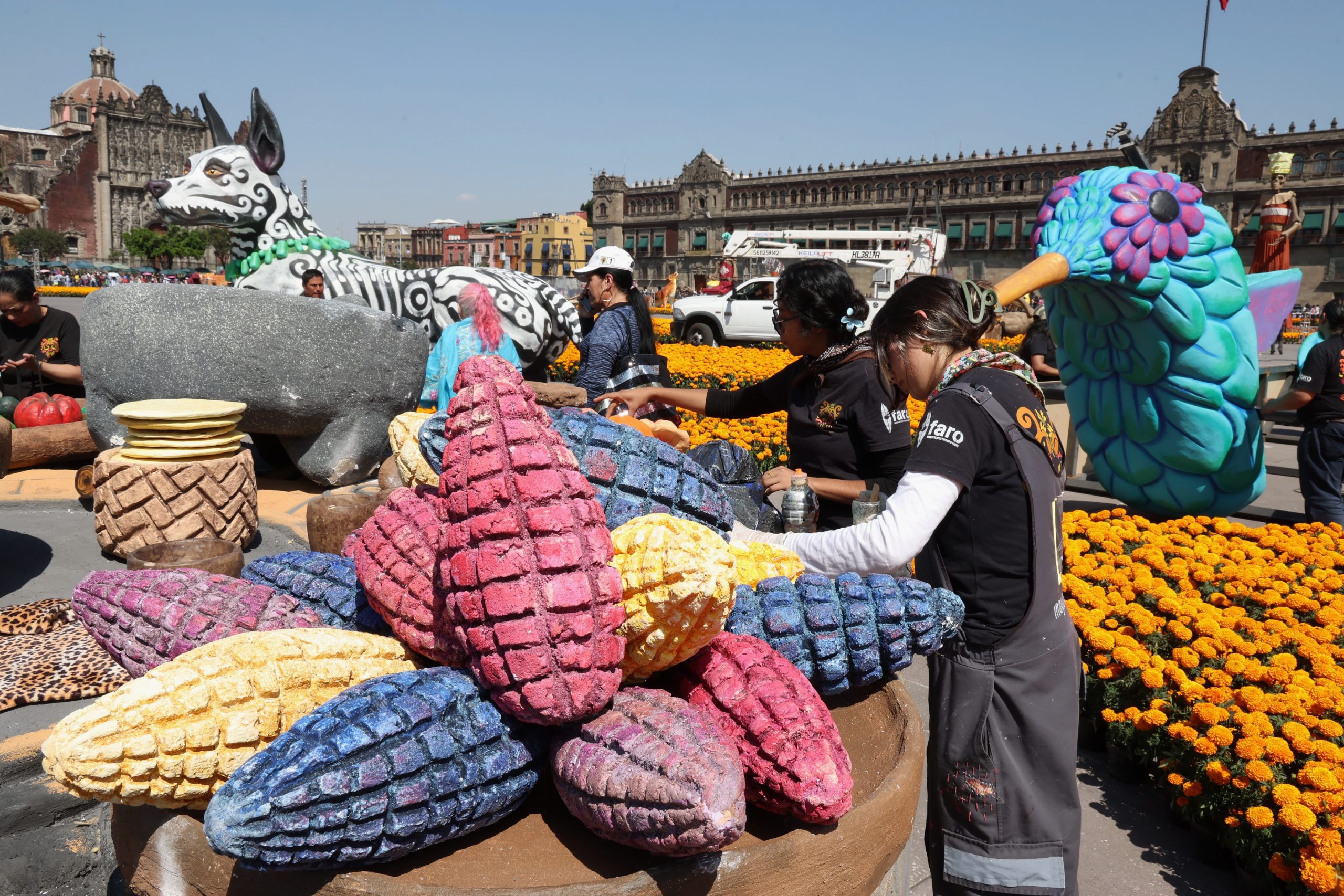 Preparativos de la Ofrenda Monumental en el Zócalo de la Ciudad de México. Fotografía: La Isabel.