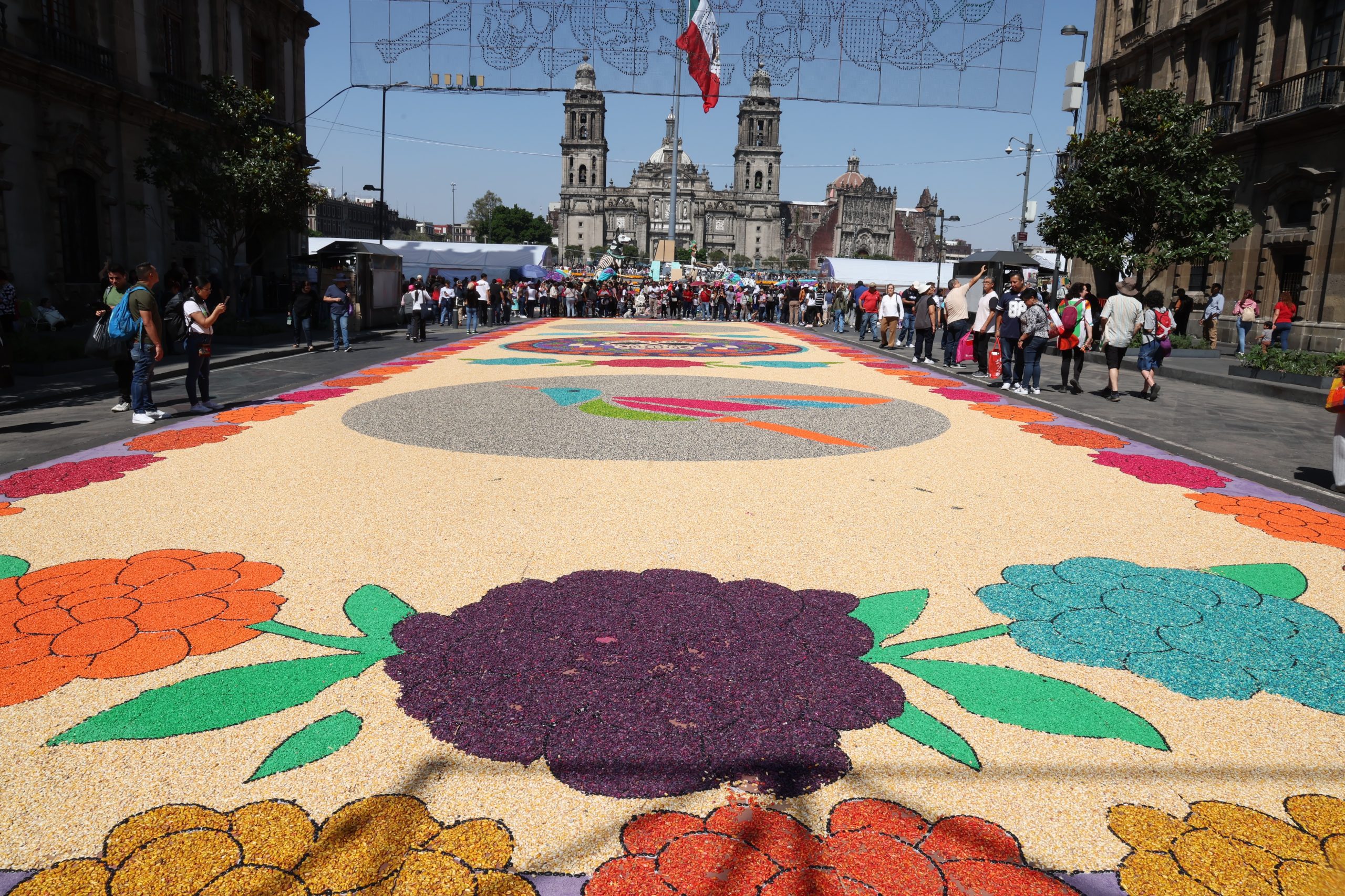 Preparativos de la Ofrenda Monumental en el Zócalo de la Ciudad de México. Fotografía: La Isabel.