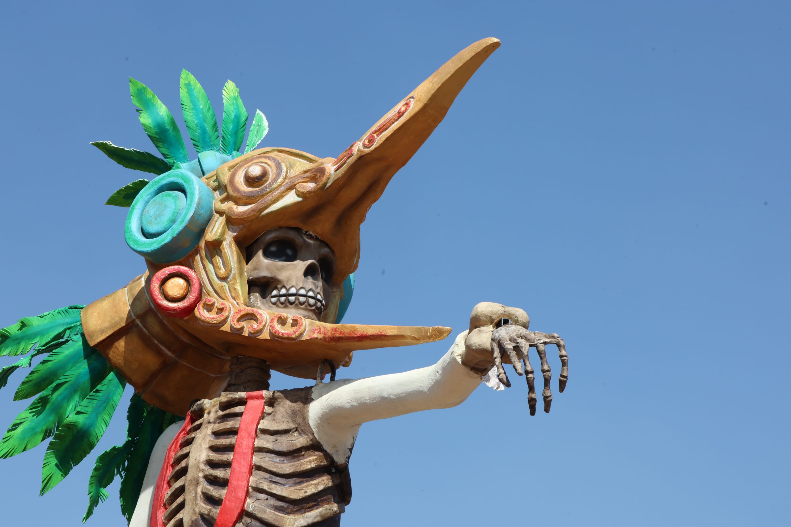 Preparativos de la Ofrenda Monumental en el Zócalo de la Ciudad de México. Fotografía: La Isabel.