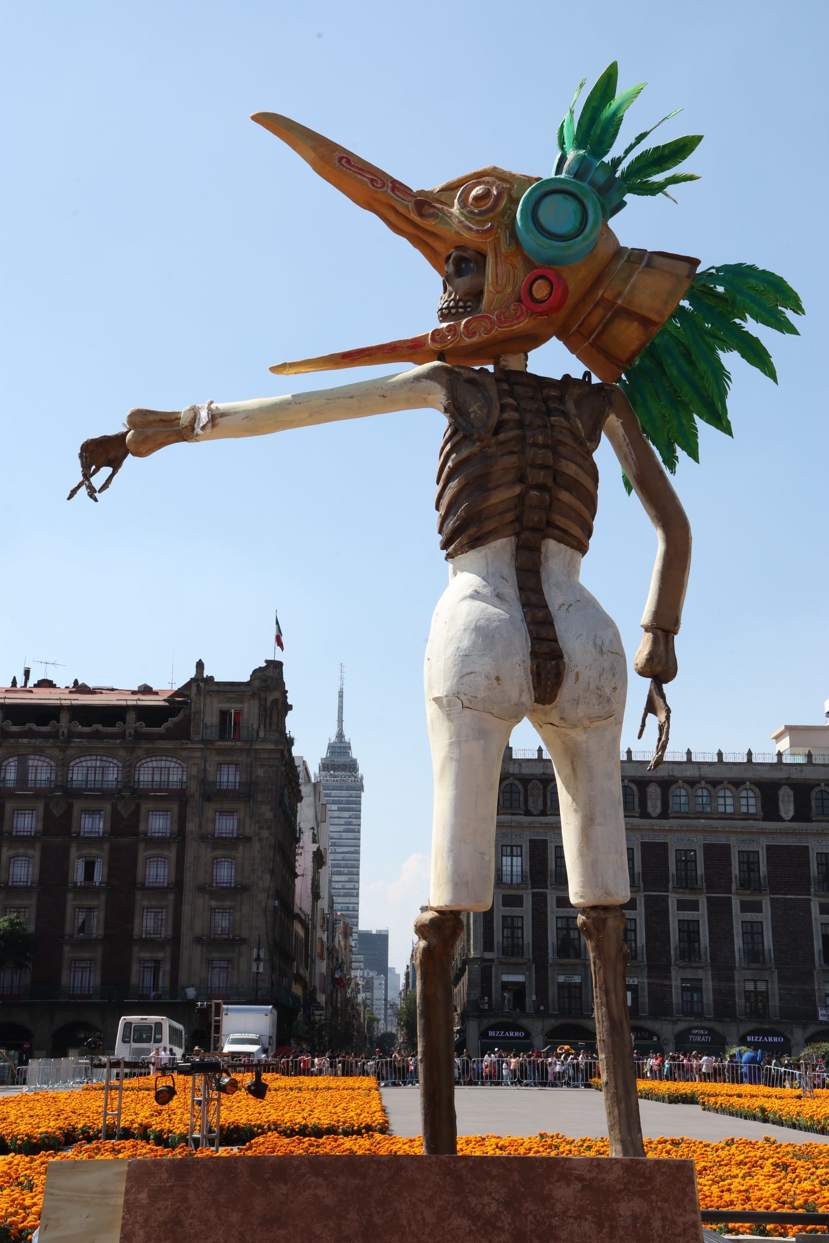 Preparativos de la Ofrenda Monumental en el Zócalo de la Ciudad de México. Fotografía: La Isabel.