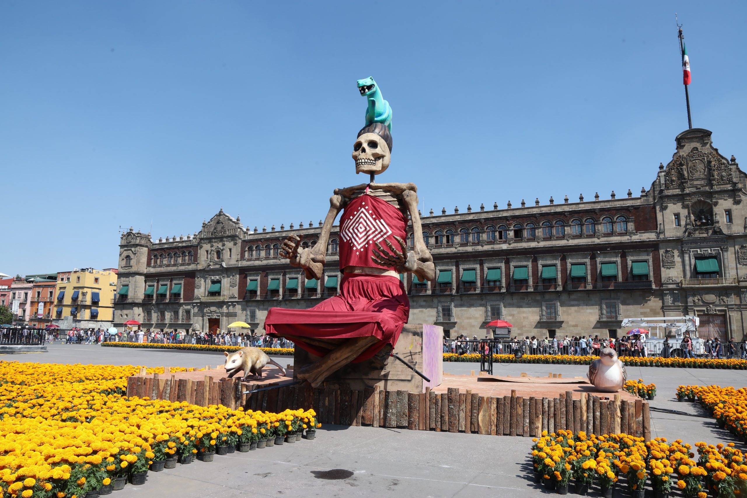 Preparativos de la Ofrenda Monumental en el Zócalo de la Ciudad de México. Fotografía: La Isabel.