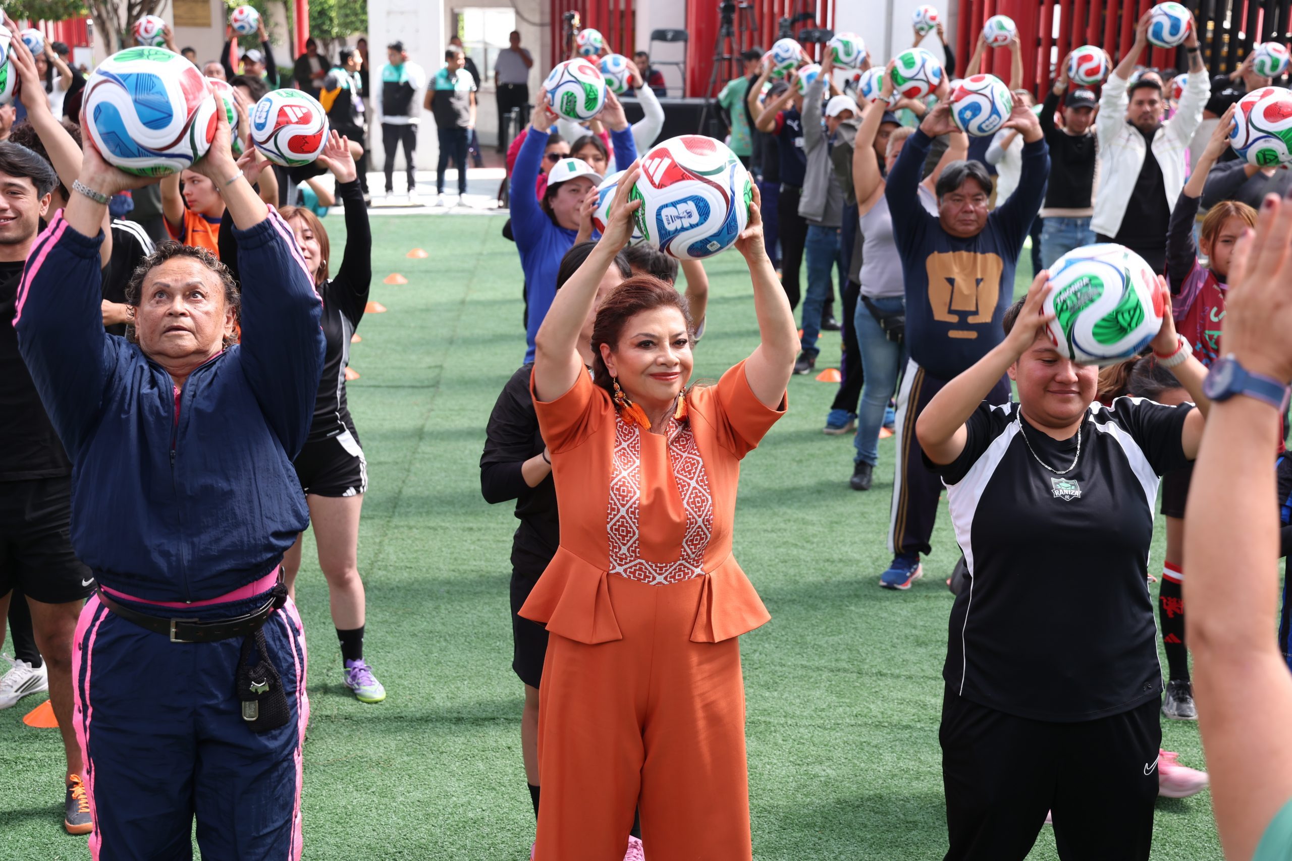 Ensayos rumbo a la Clase de Fútbol más grande del mundo. Fotografía: La Isabel.