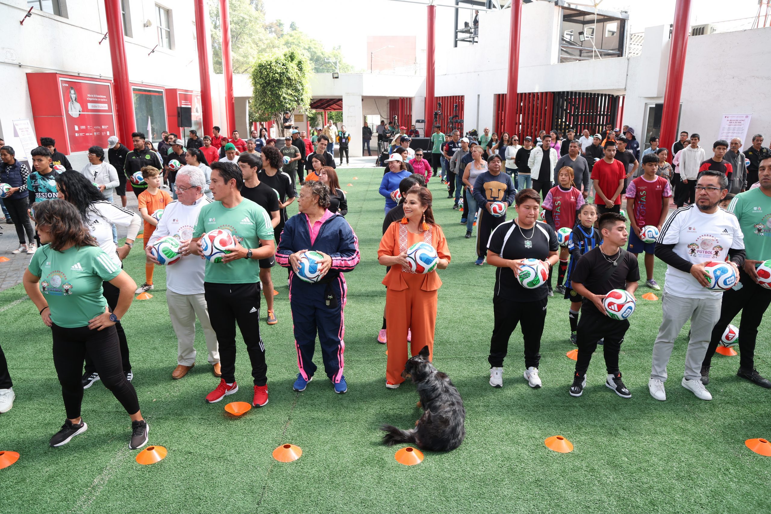 Ensayos rumbo a la Clase de Fútbol más grande del mundo. Fotografía: La Isabel.
