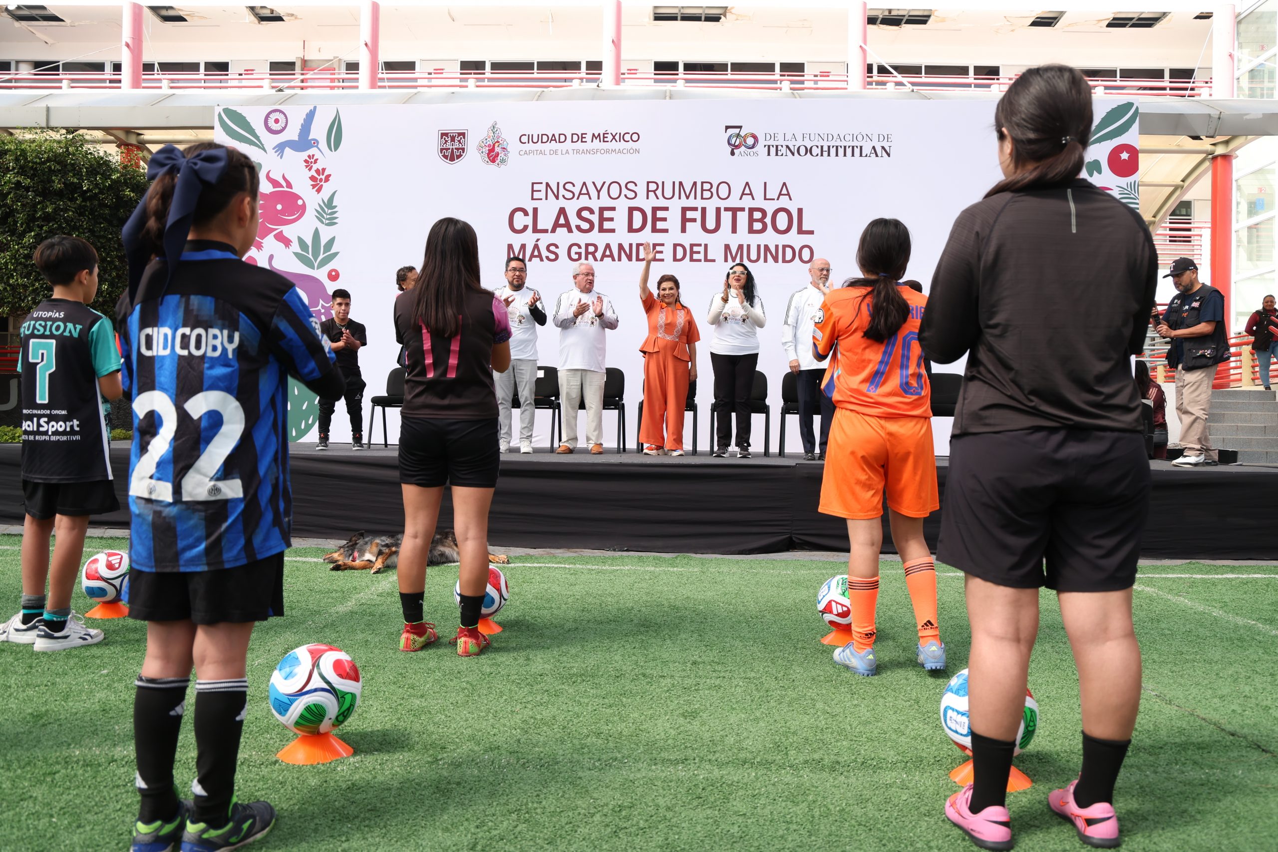 Ensayos rumbo a la Clase de Fútbol más grande del mundo. Fotografía: La Isabel.