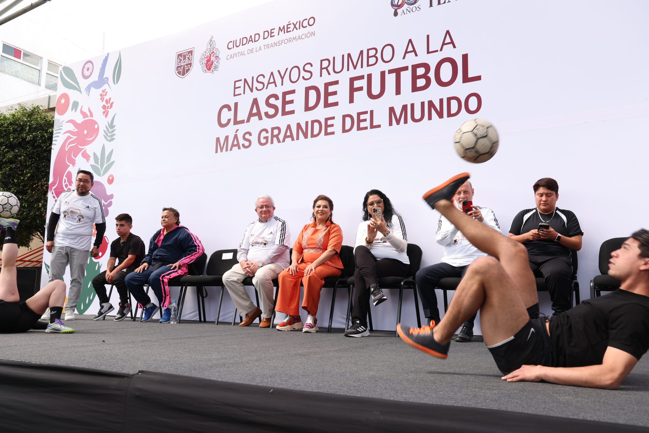 Ensayos rumbo a la Clase de Fútbol más grande del mundo. Fotografía: La Isabel.