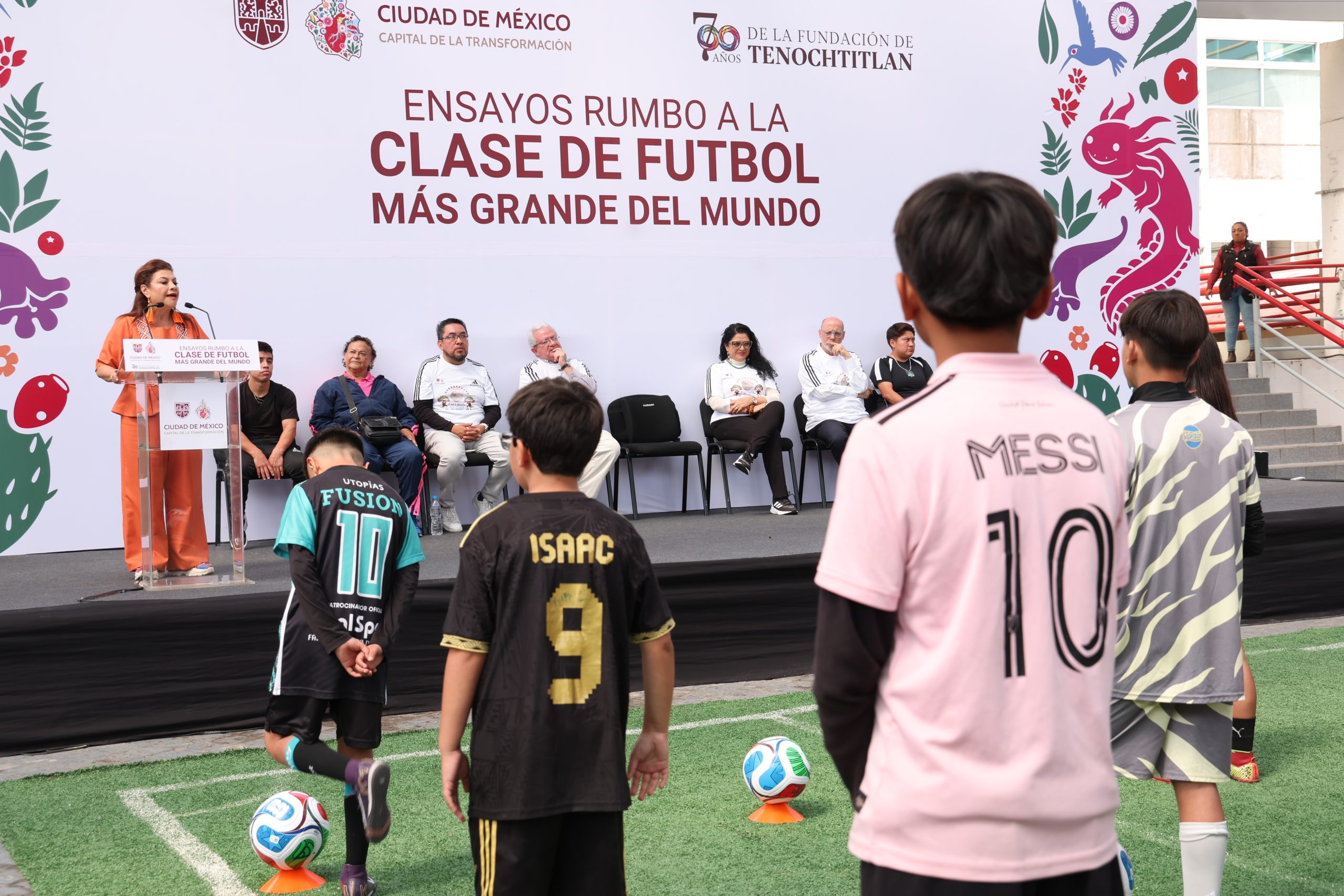 Ensayos rumbo a la Clase de Fútbol más grande del mundo. Fotografía: La Isabel.