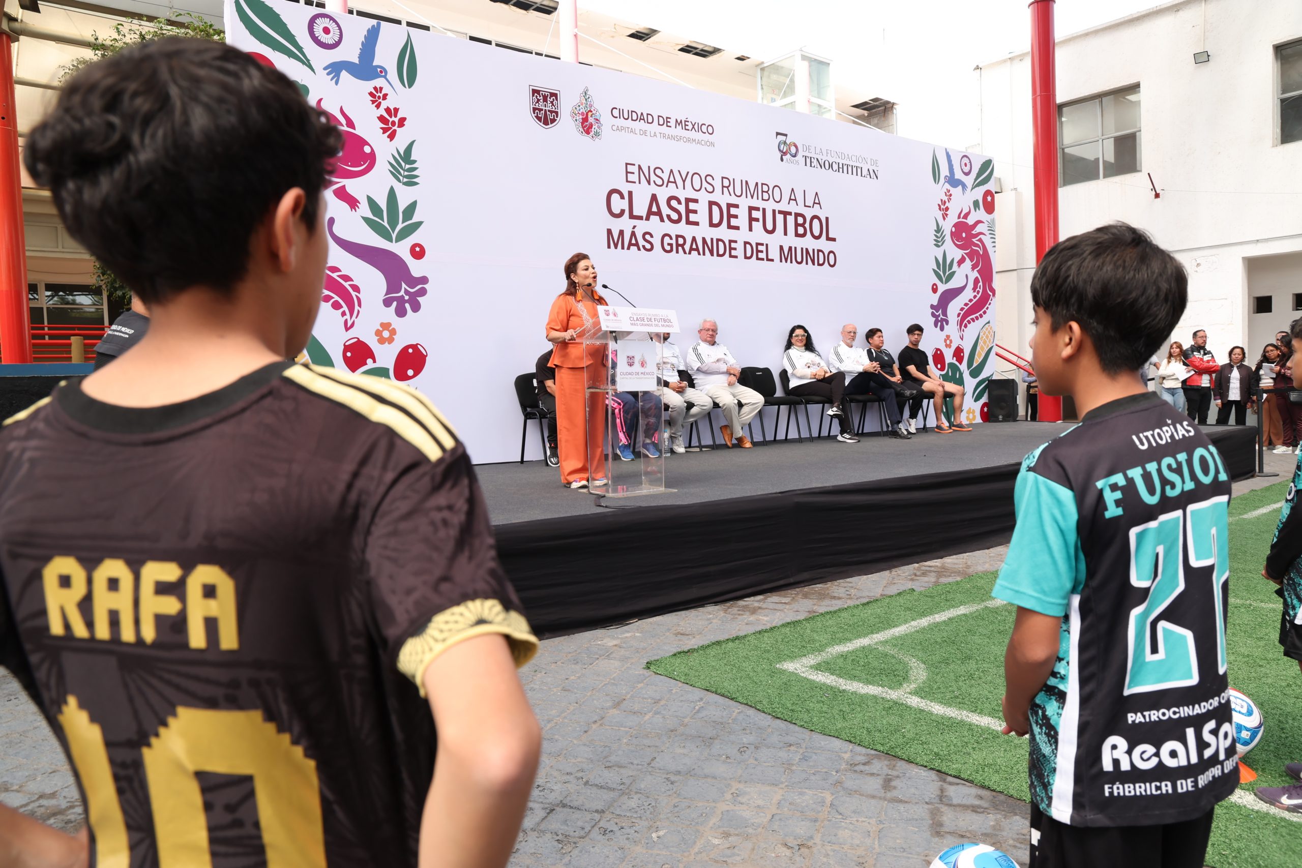 Ensayos rumbo a la Clase de Fútbol más grande del mundo. Fotografía: La Isabel.