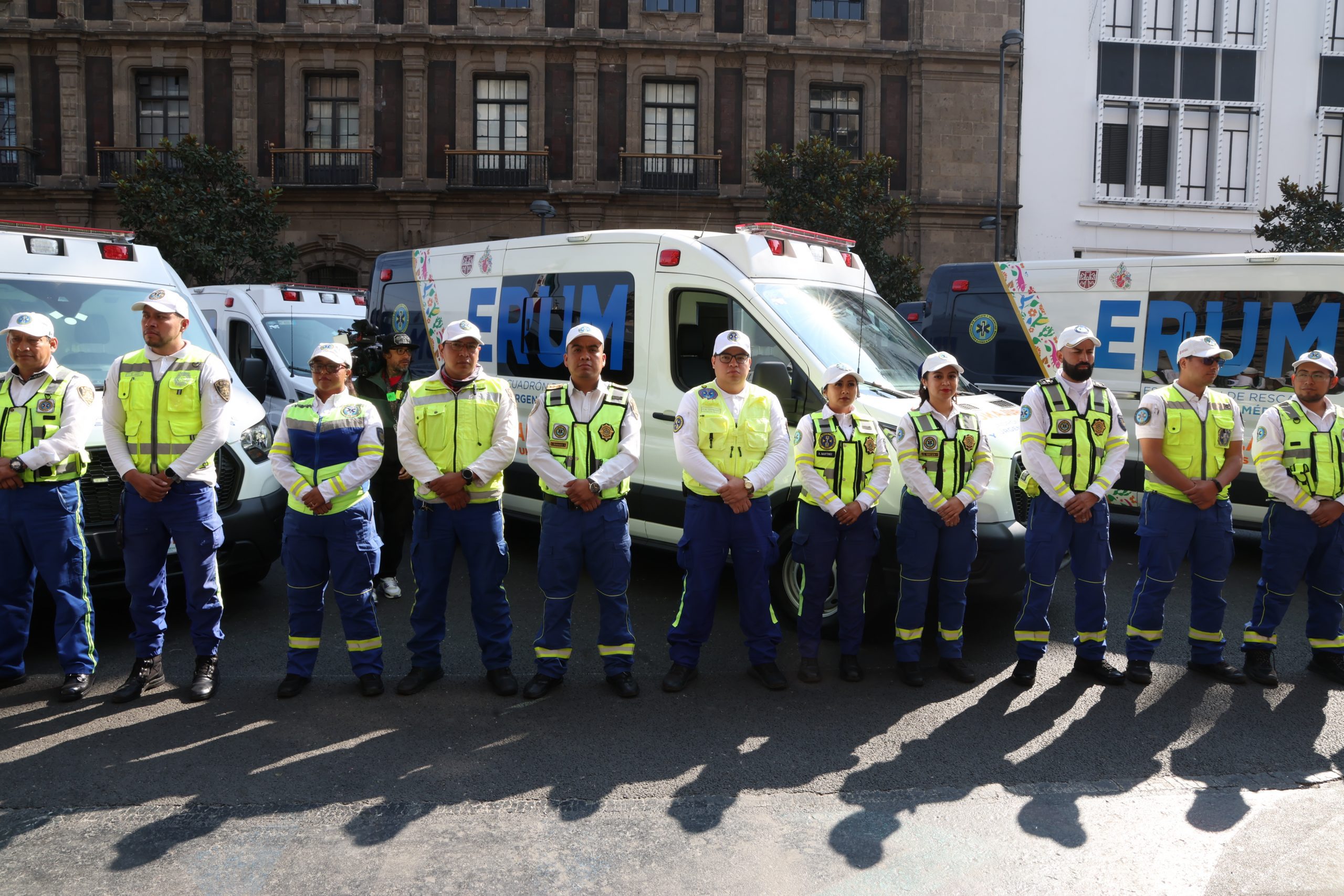 Entrega Clara Brugada 25 nuevas ambulancias al ERUM. Fotografía: La Isabel.